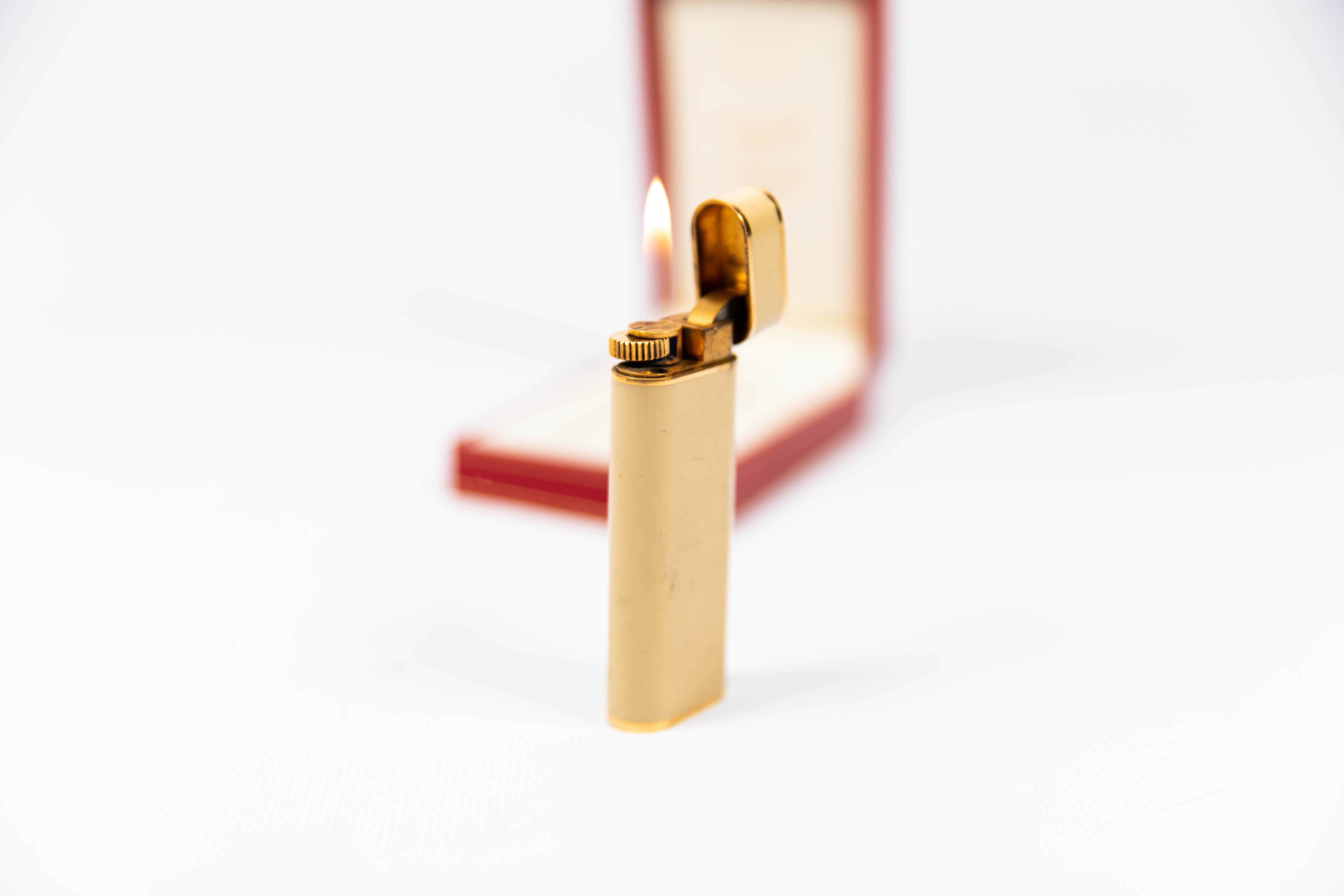 Vintage Cartier Les Must lighter Creme Lacquer Gold Plated Complete In Box In Fair Condition In DELFT, NL