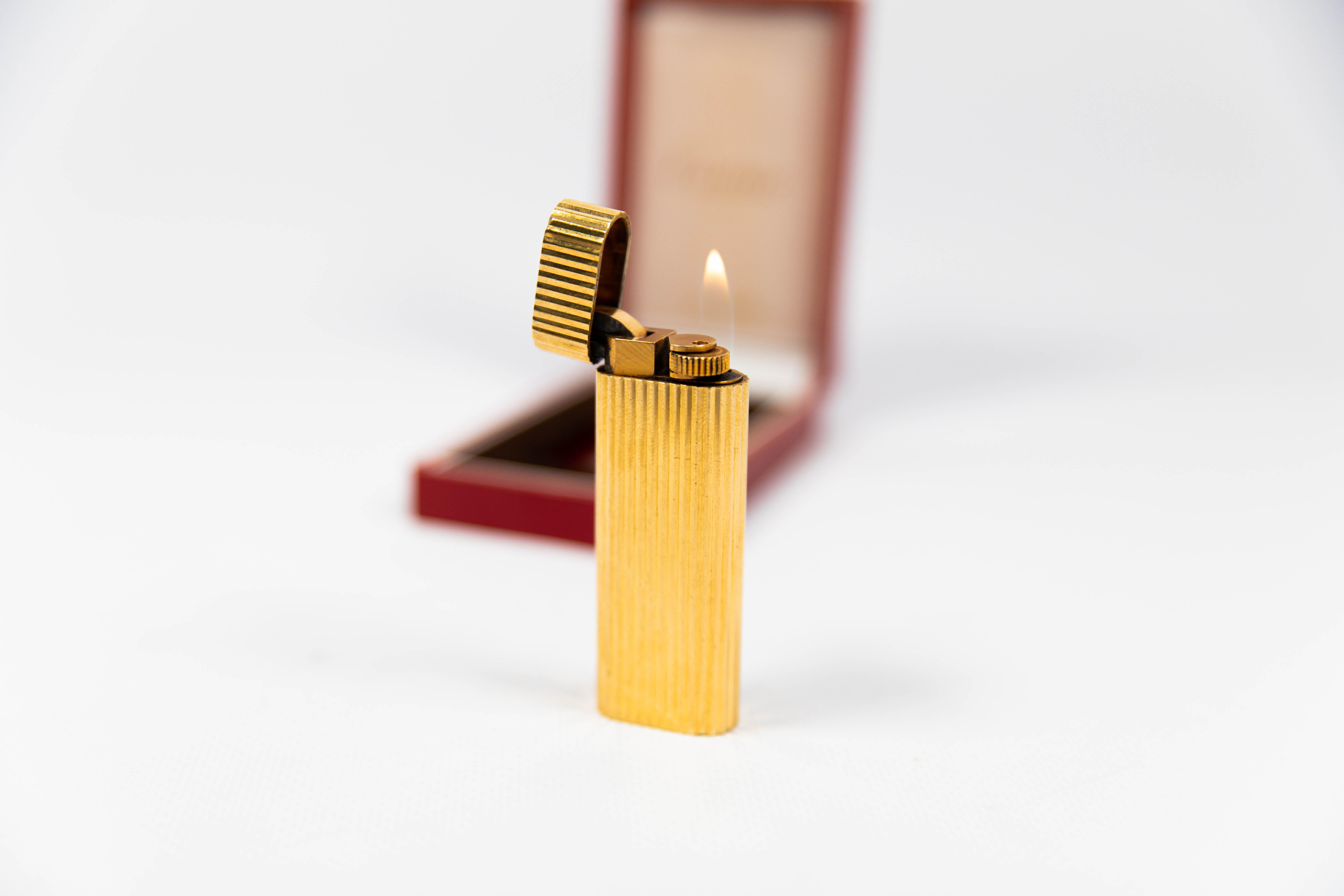 Vintage Cartier Les Must lighter, vergoldet, graviert, komplett in Box, Vintage im Zustand „Relativ gut“ in DELFT, NL