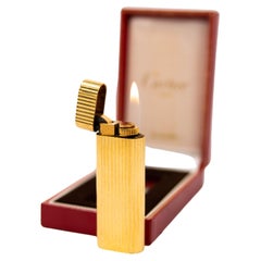 Cartier Les Must lighter, plaqué or gravé, complet dans sa boîte