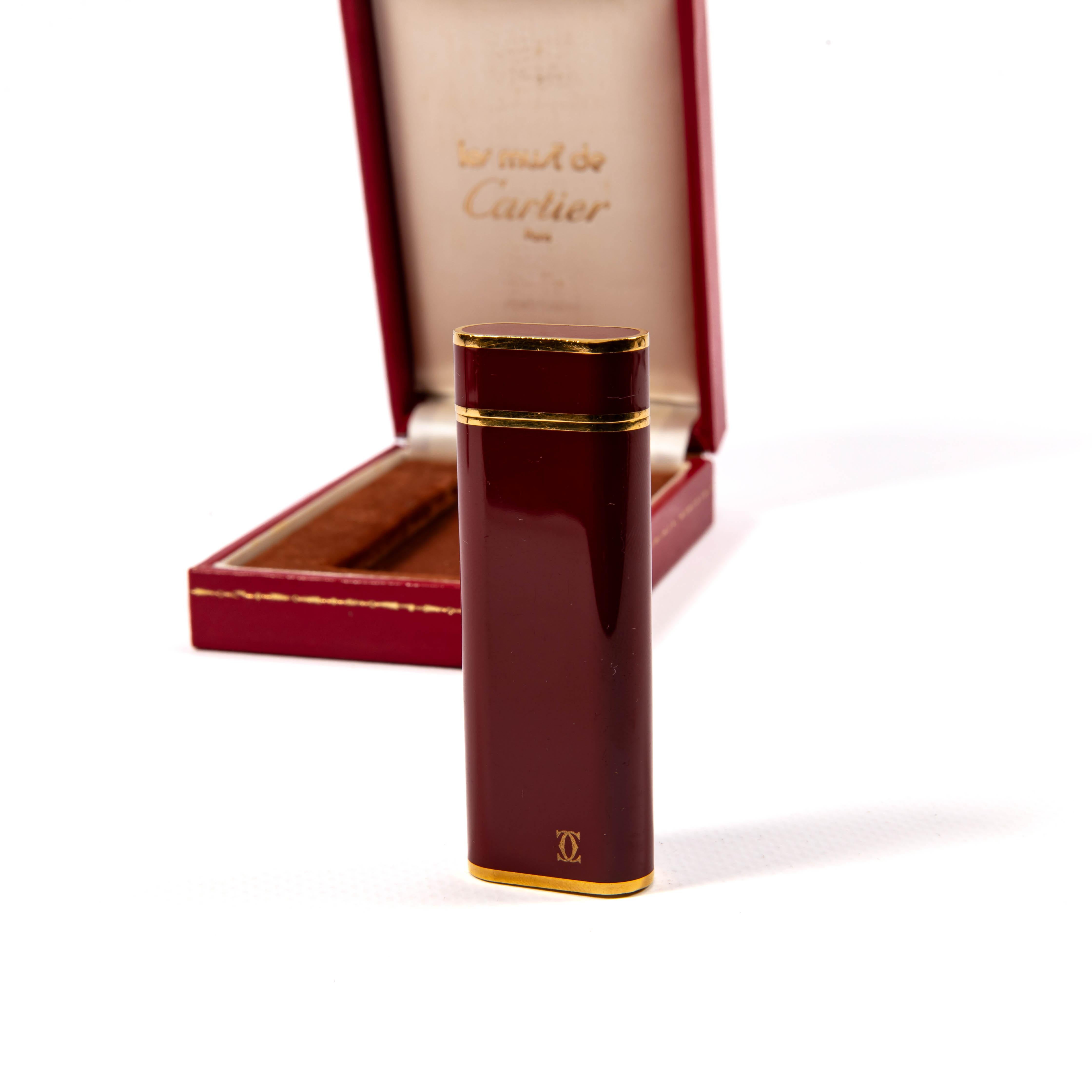Vintage CARTIER Les Must Lighter Red Lacquered in Box 1970s In Good Condition For Sale In DELFT, NL