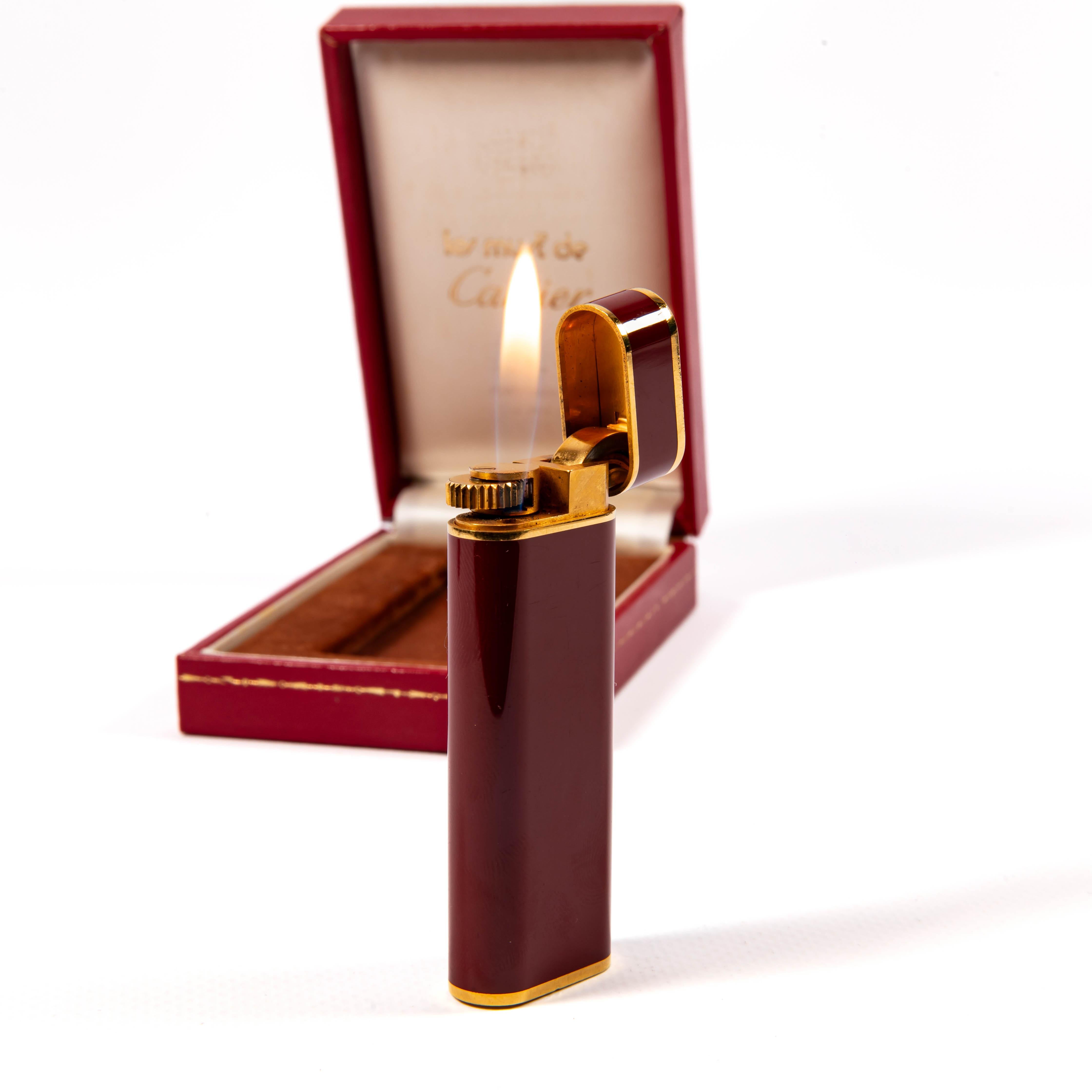 Vintage CARTIER Les Must Lighter Red Lacquered in Box 1970s For Sale 4