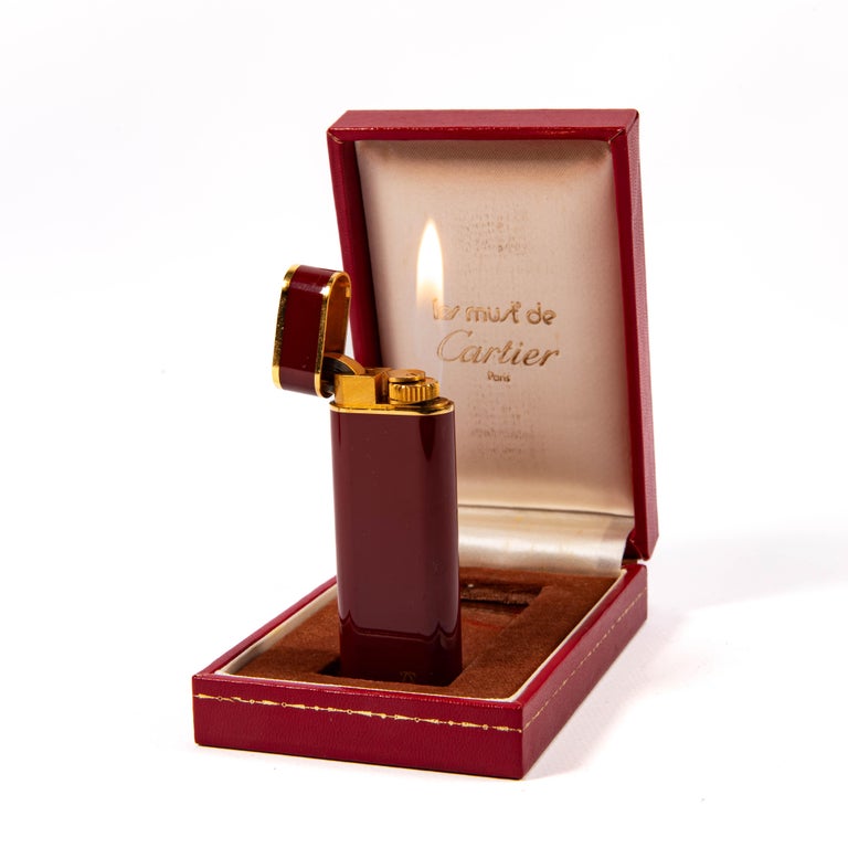 Vintage CARTIER Les Must Feuerzeug Rot Lackiert in Box 1970er bei