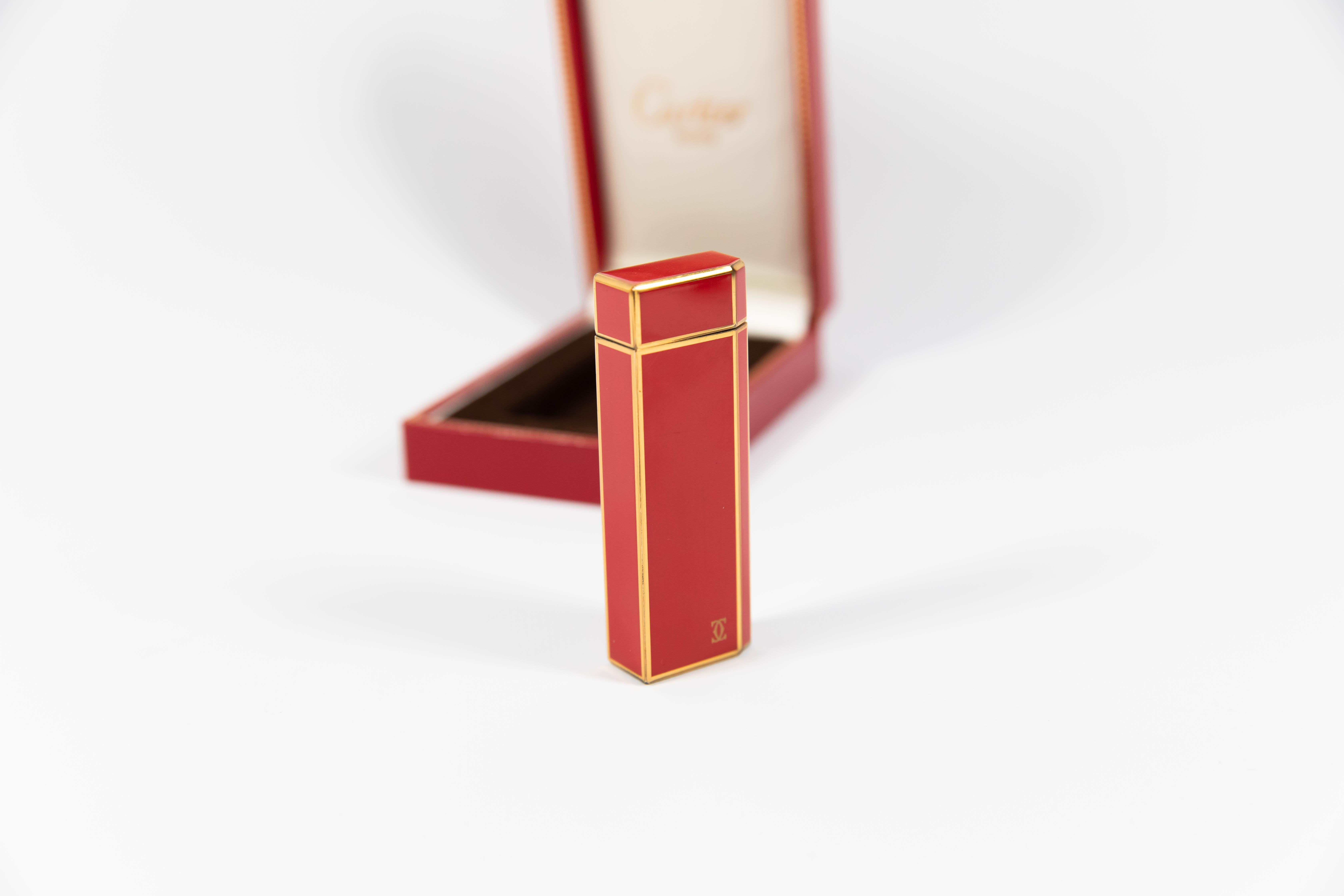 Vintage Cartier Les Must Pentagon lighter Red Lacquer Gold Plated Complete Box In Good Condition In DELFT, NL