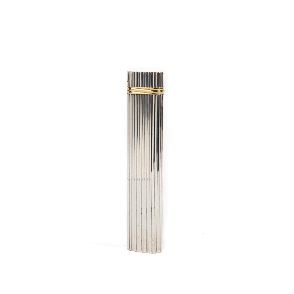 Vintage Cartier Briquet de table plaqué argent 1997

Ce lourd briquet Cartier Les must, plaqué argent, est un véritable régal pour les yeux. Il est entièrement fonctionnel (révisé), produit d'excellentes étincelles et s'allume à chaque fois. Le