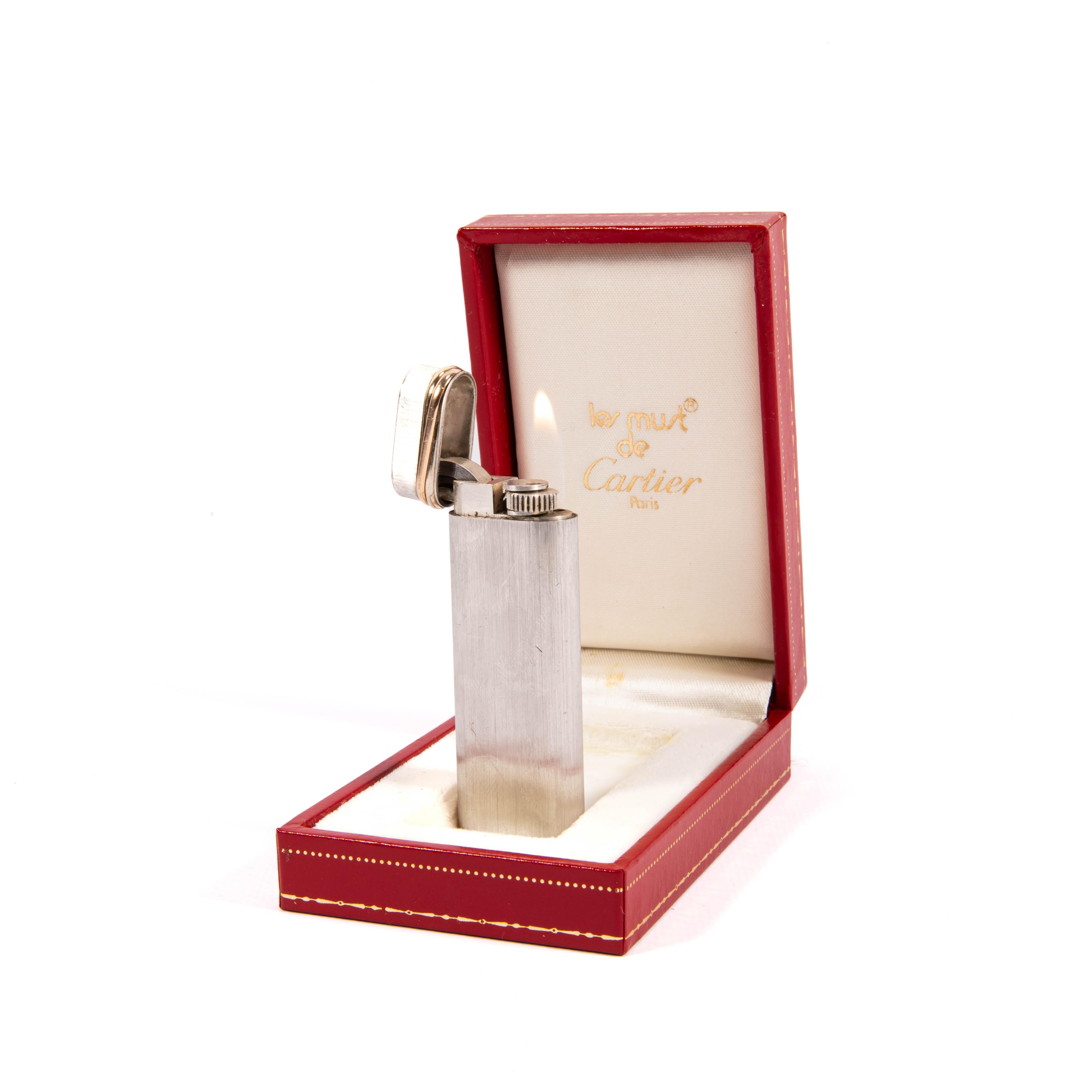 Cartier Les Must Trinity briquet vintage en argent brossé complet dans sa boîte 1970 Bon état - En vente à DELFT, NL