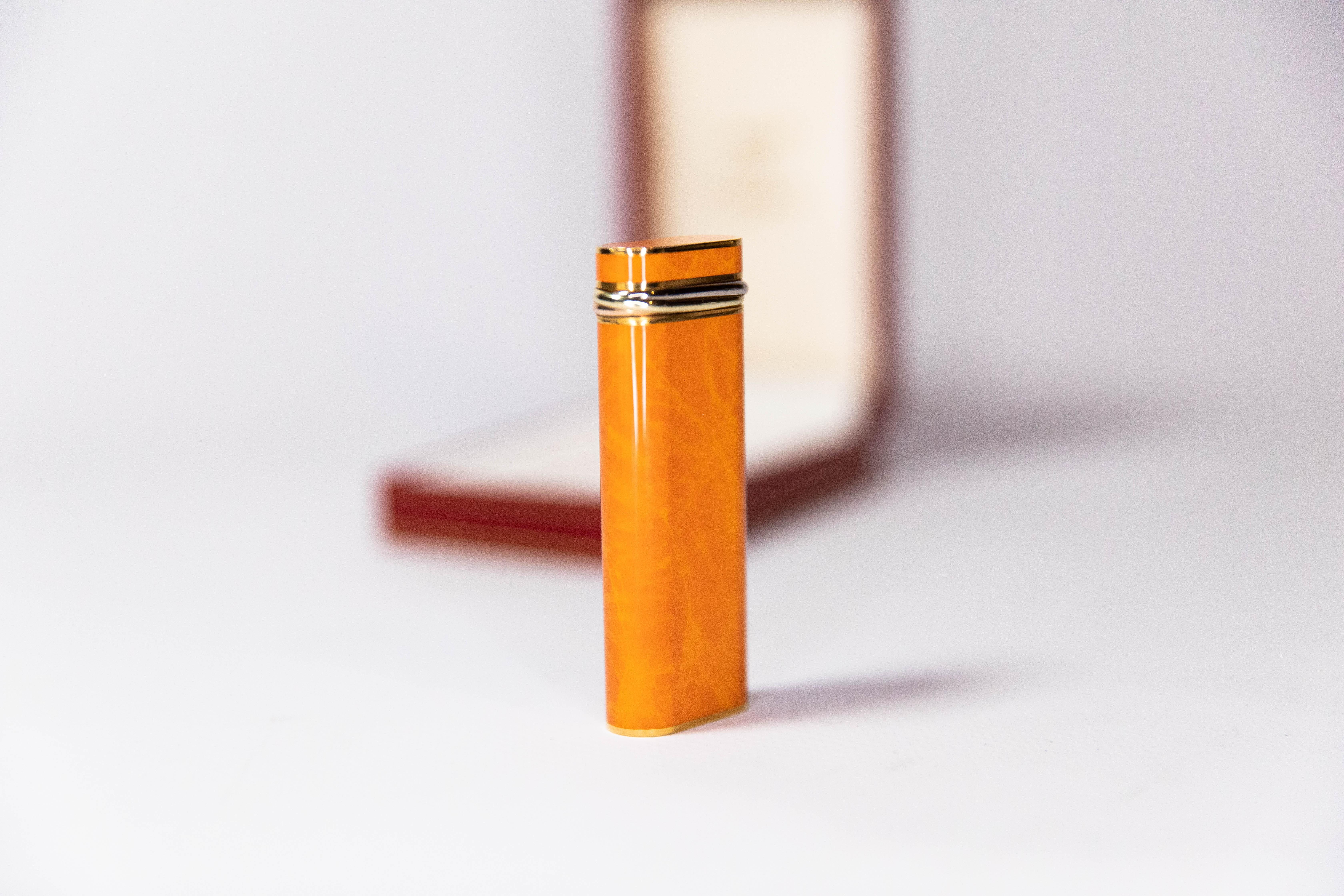 Vintage Cartier Les Must Trinity lighter Gold Plated with Orange Laquer In Excellent Condition In DELFT, NL