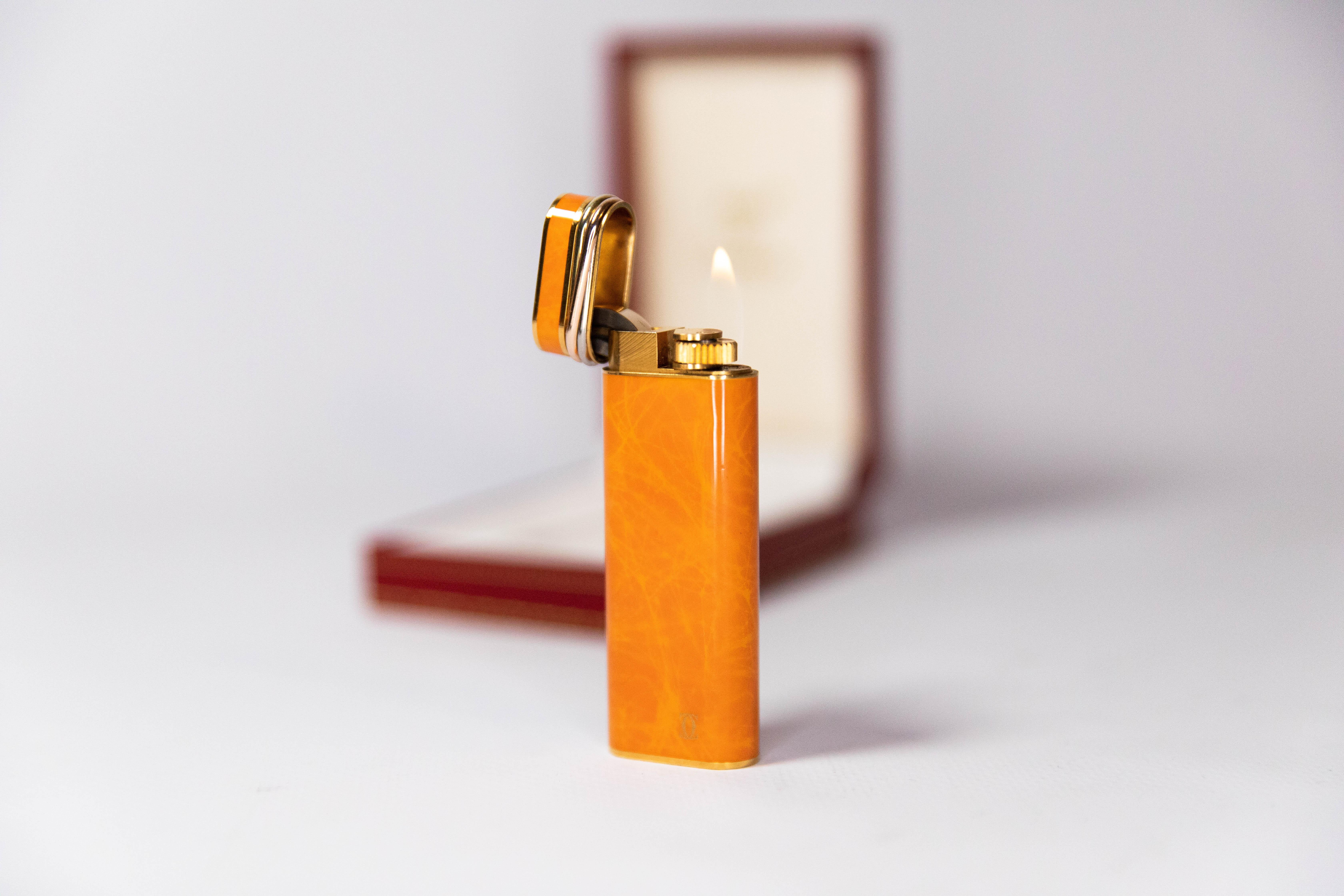 Vintage Cartier Les Must Trinity lighter Gold Plated with Orange Laquer In Excellent Condition In DELFT, NL