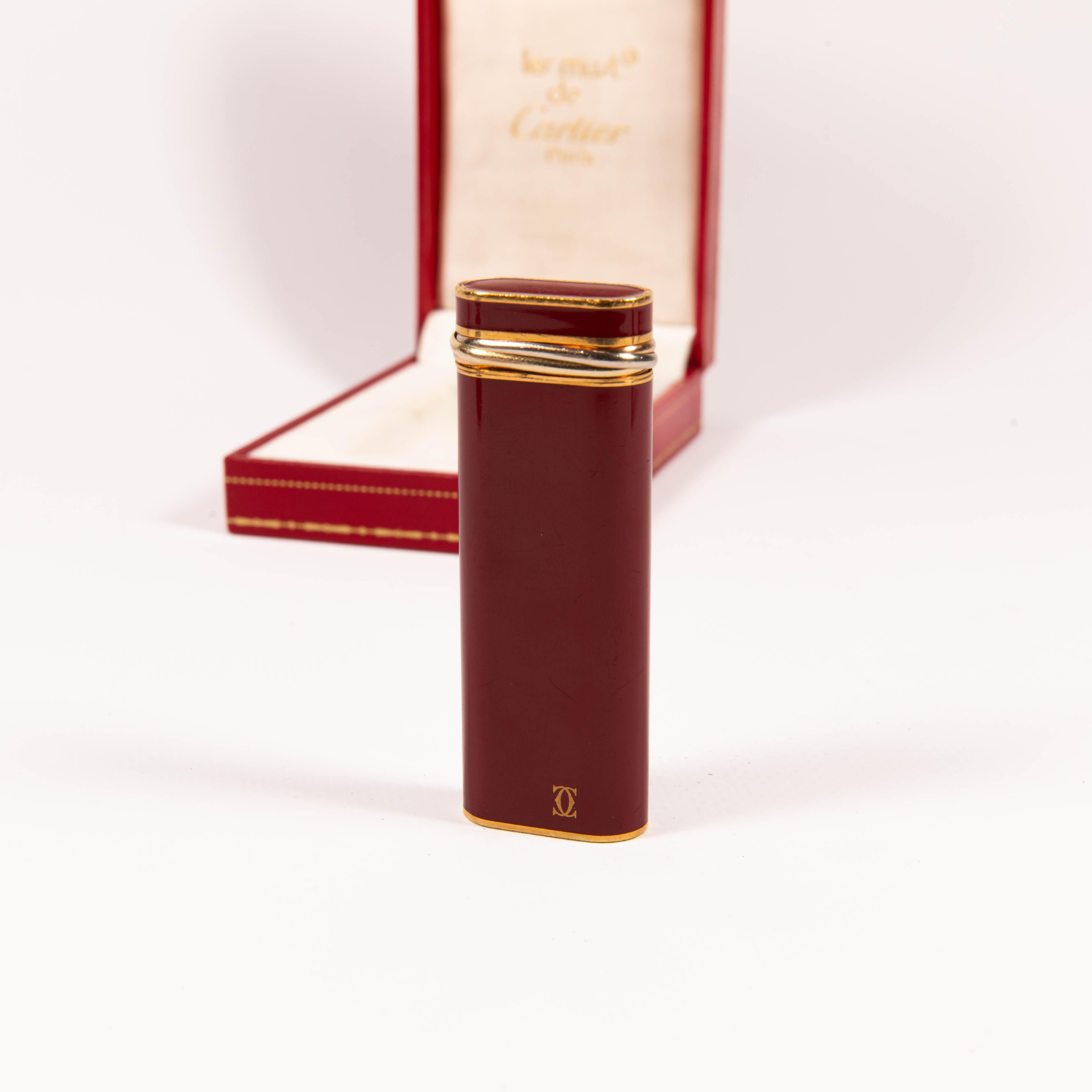Encendedor Vintage Cartier Les Must Trinity Chapado en Oro con Laca Roja en Caja en Excelente Estado en DELFT, NL