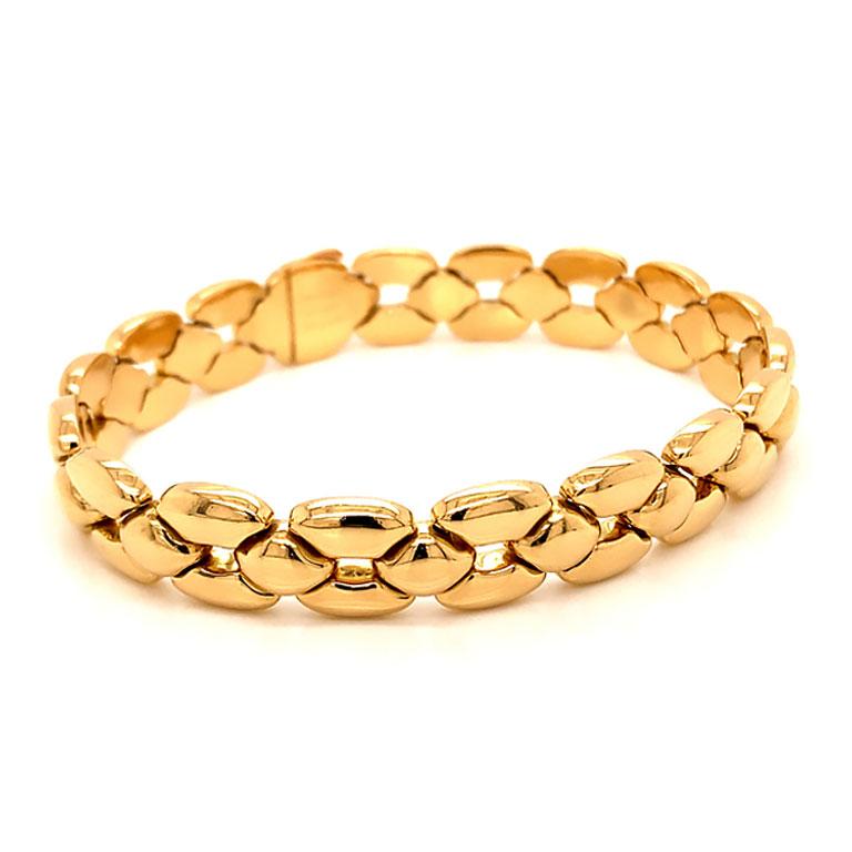 Authentisches Vintage Cartier Gliederarmband aus dem Jahr 1992. Schön gemacht mit geometrischen Mustern in 18k Gelbgold. Das Armband ist 12::30 mm breit und 8 Zoll lang. Das Armband hat einen Steckverschluss mit einem zusätzlichen seitlichen