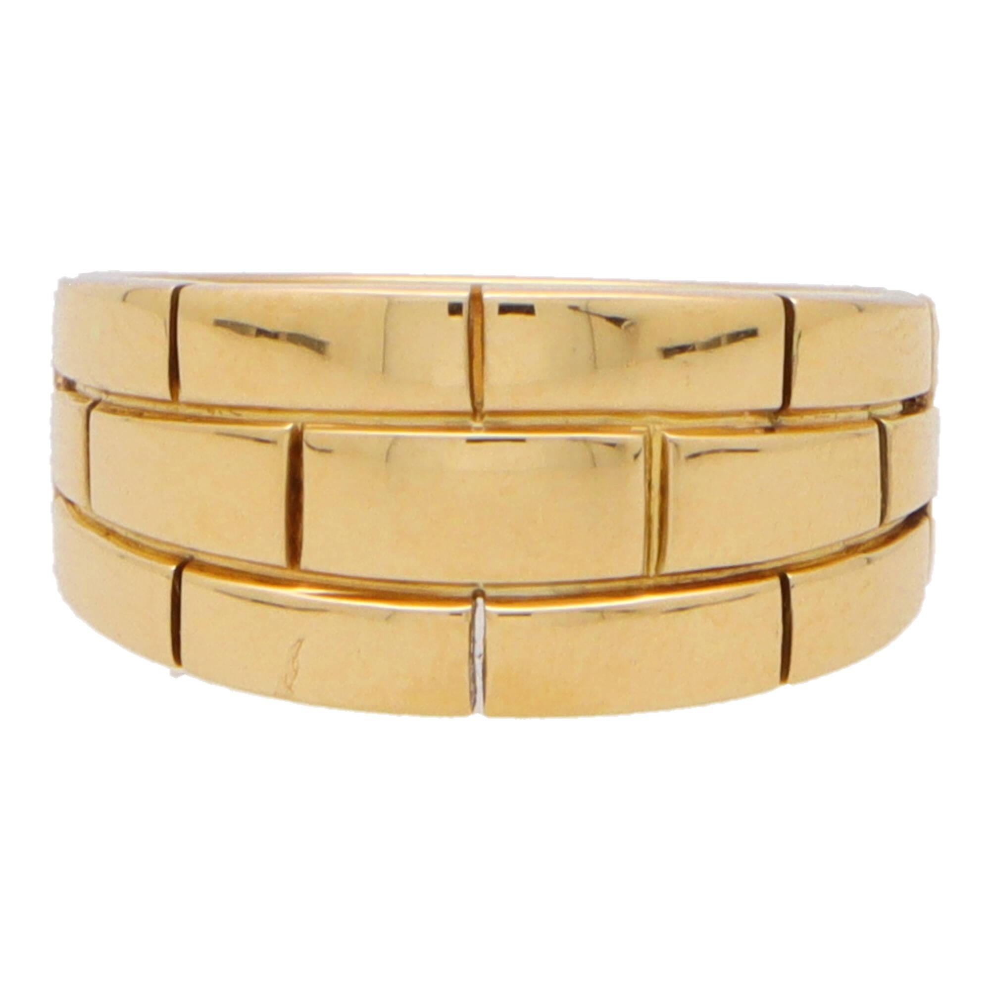 Magnifique bague vintage Cartier Maillon Panthère à motif de briques en or jaune 18 carats.

L'anneau est composé de trois rangées de panneaux à motifs de briques qui font la moitié du tour de l'anneau. La largeur de l'anneau est bien graduée et la