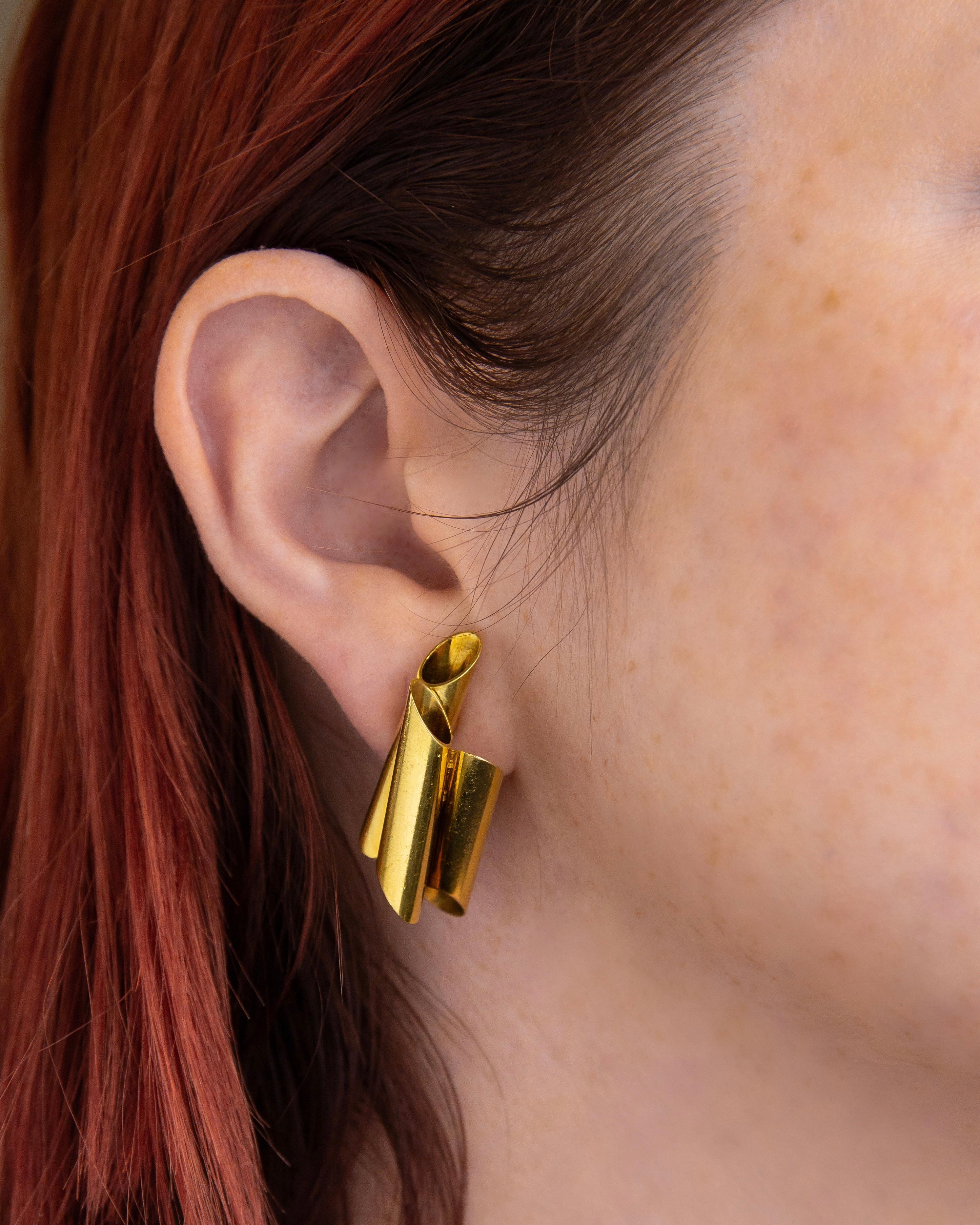 Realizzati in oro giallo 18 carati, questi fermagli per orecchie sono stati venduti al dettaglio dalla famosa gioielleria parigina Cartier. Le clip tubolari in oro giallo 18 carati sono composte da tre barrette a forma di cannuccia montate a