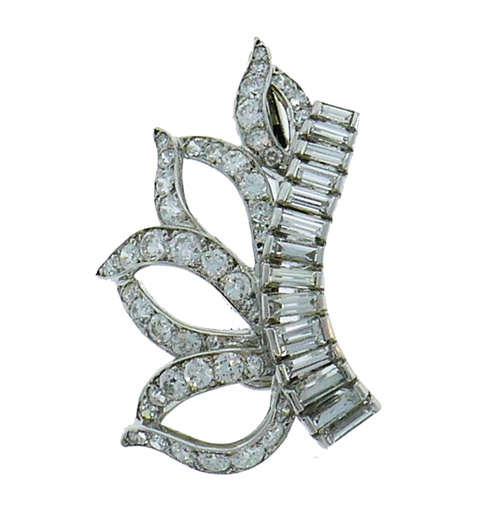 Stilvoller, eleganter Clip aus Platin, besetzt mit runden Diamanten im Brillant- und Baguetteschliff (Farbe F-G, Reinheit VS1, insgesamt 2,75 Karat).
Abmessungen: 1 1/4