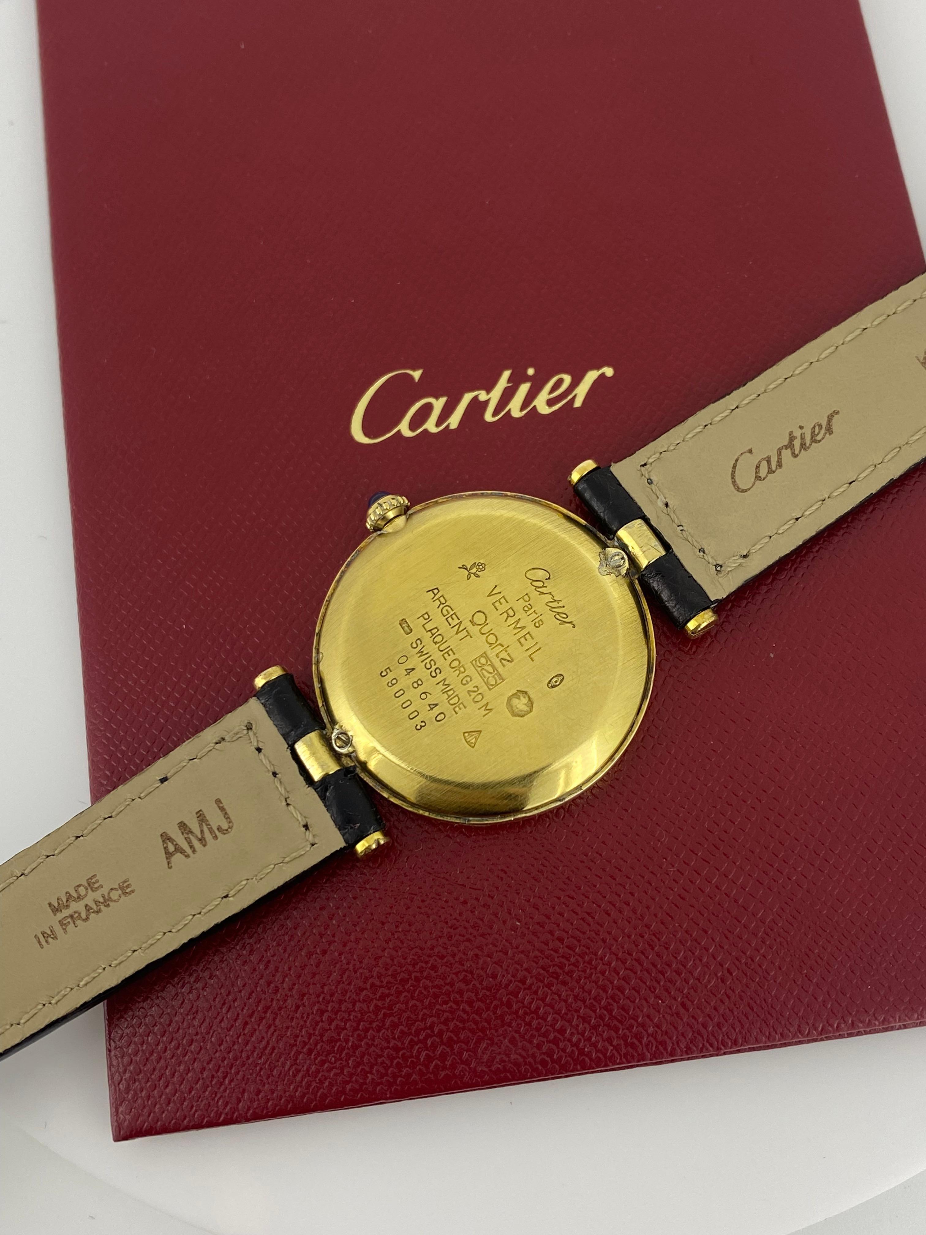 Sie ist einer der begehrtesten und begehrenswertesten Zeitmesser, 
dieser kultige Must de Cartier Ronde
ist in hervorragendem Zustand und in ausgezeichneter Funktion 
 
Aus den 1990er Jahren stammend und doch von zeitlosem Design 
Diese Cartier