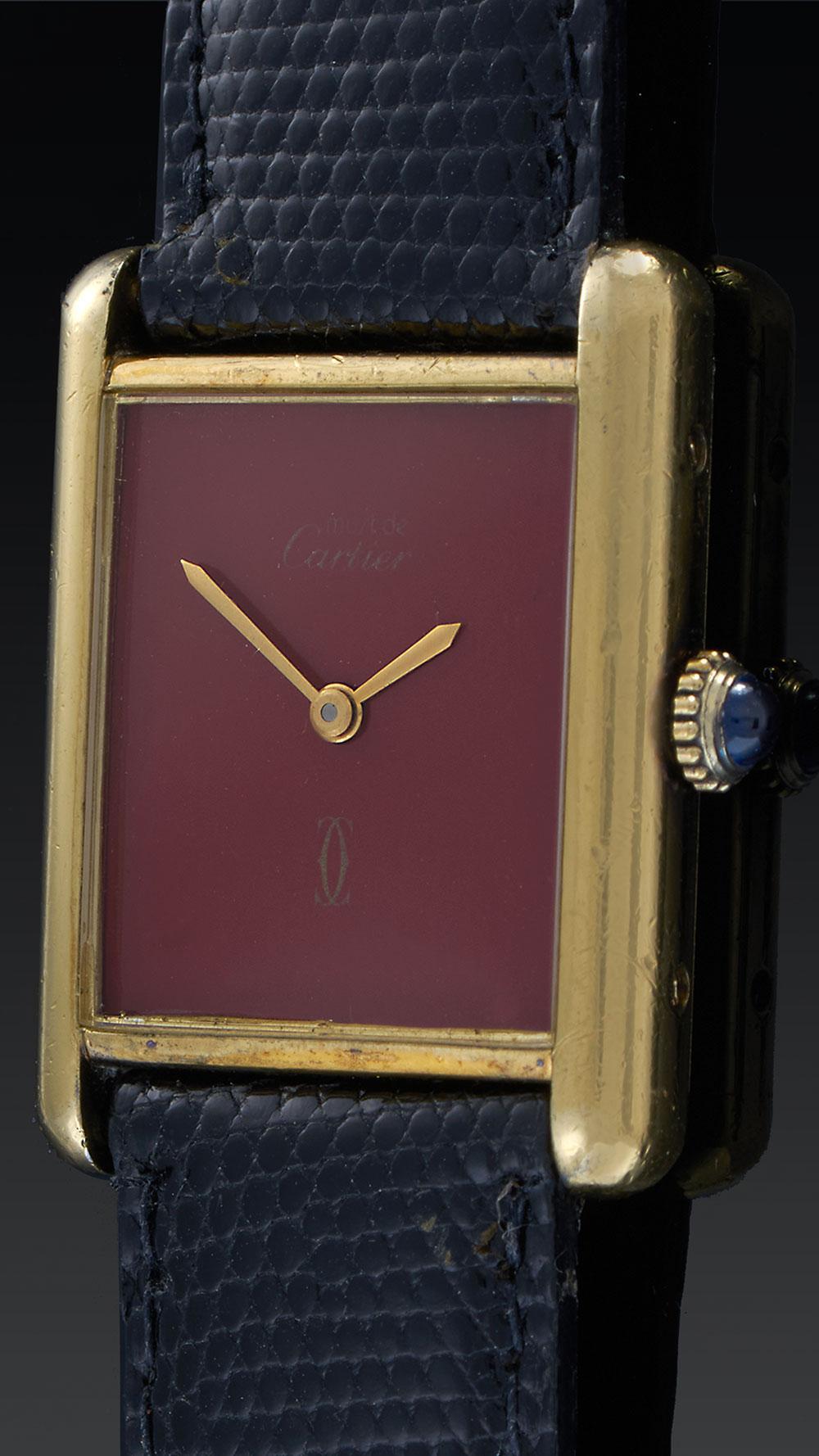 Création audacieuse et élégante des années 1980, cette montre vintage Design/One Paris reflète le flair de la maison pour le design distinctif et l'élégance parisienne. Le boîtier rectangulaire mesure 23,5 x 30,5 mm et est fabriqué en argent