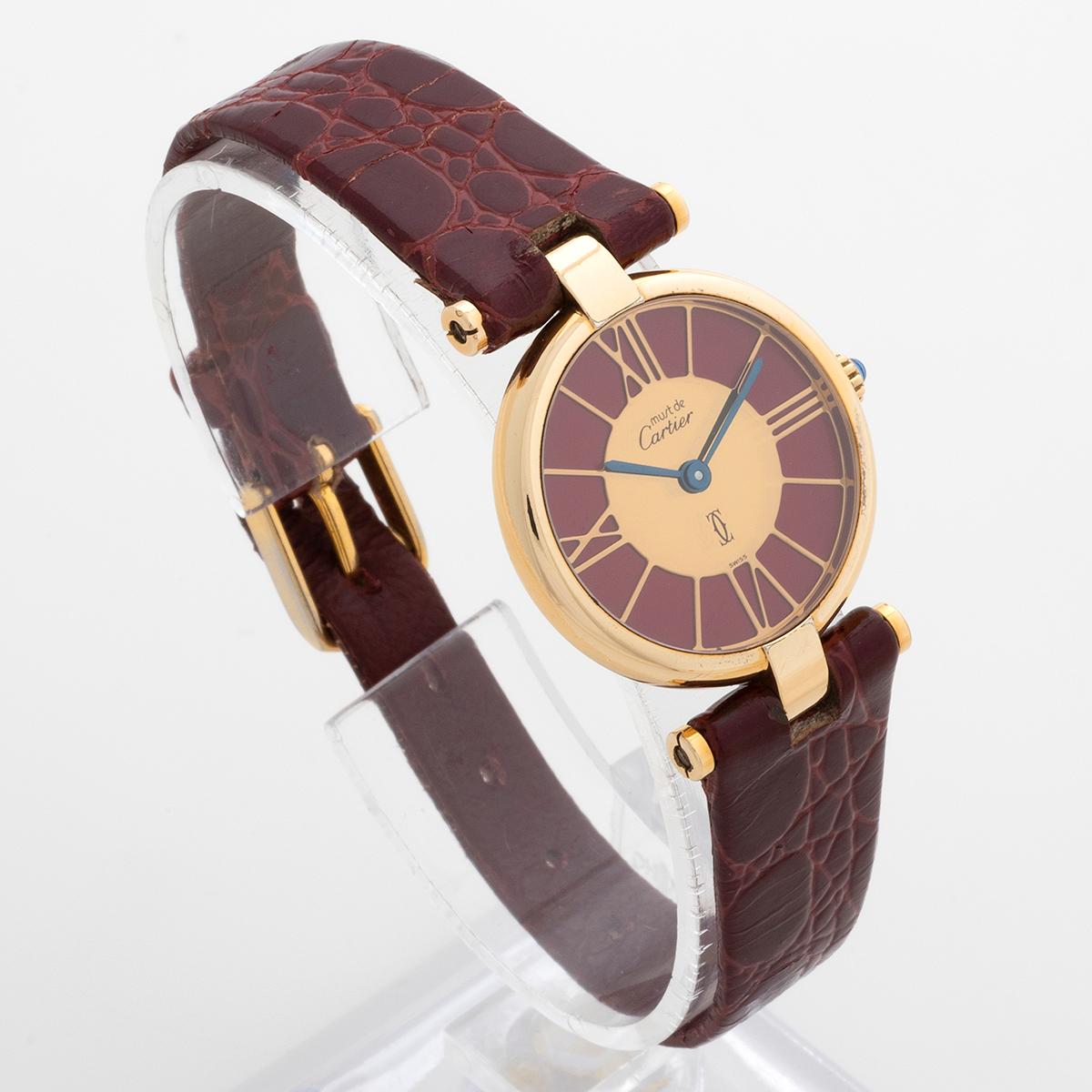 Das Vintage Cartier must ronde verfügt über ein 25 mm großes Silbergehäuse mit schwerem Goldblech (Vermeil) mit äußerst seltenem und attraktivem bordeaux-rotem Kathedralenzifferblatt. In hervorragendem Zustand, mit noch teilweise vorhandenem