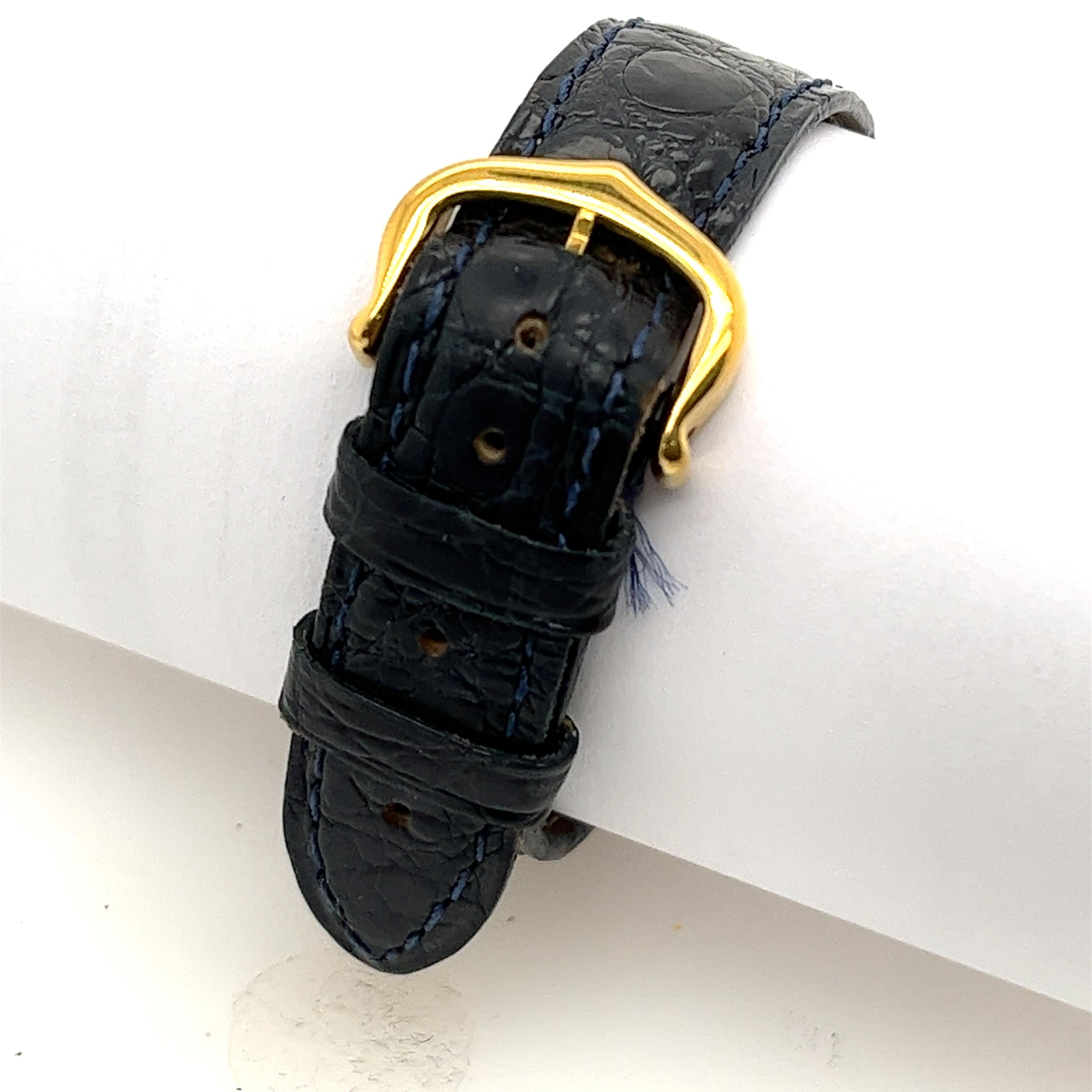 L'orologio vintage Cartier Must Tank Vermeil da donna è un classico senza tempo che incarna l'eleganza e il lusso tipici di Cartier. Con una cassa in vermeil placcato oro e l'iconico design rettangolare, questo orologio offre raffinatezza e fascino