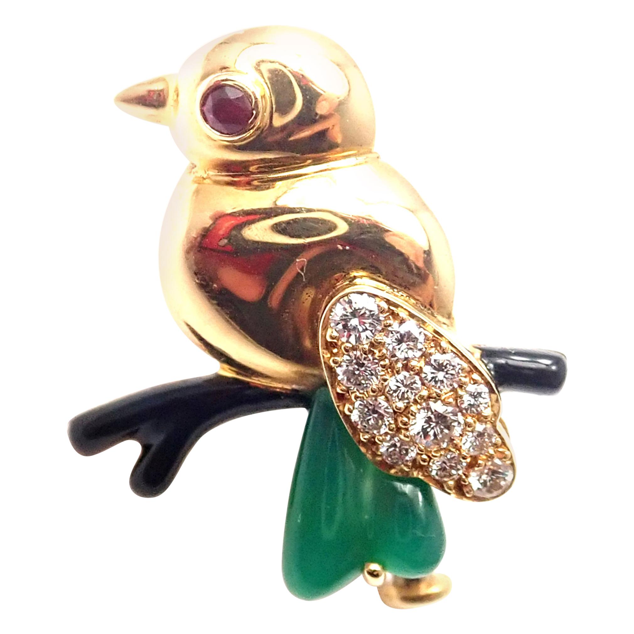 Vintage Cartier Onyx Ruby Chalcedony Bird Yellow Gold Pin Brooch For Sale