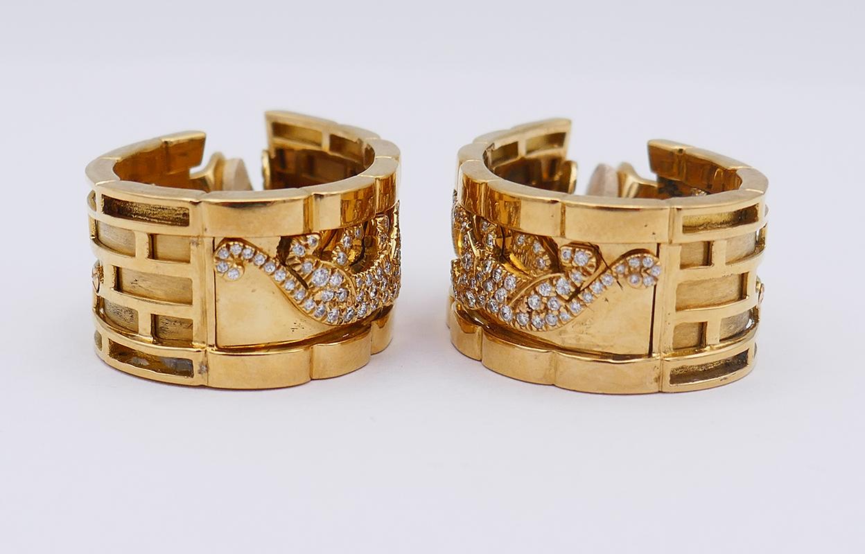 Vintage Cartier Panthere Earrings 18k Gold Diamond Clip-on Estate Jewelry In Excellent Condition In Beverly Hills, CA