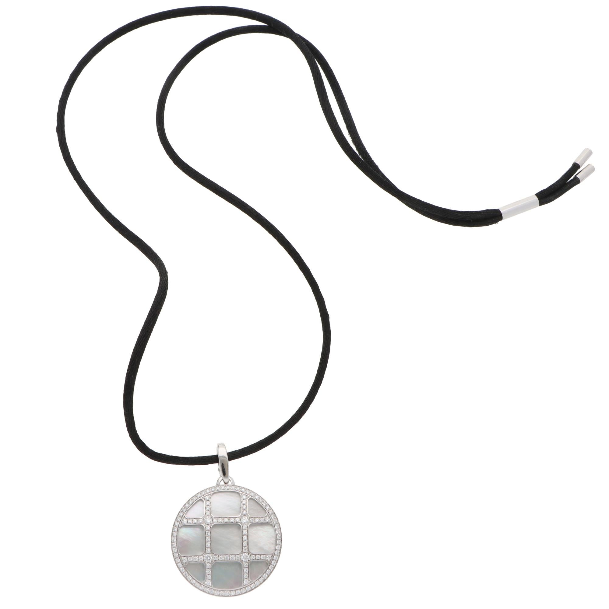 Moderno Collana Cartier Pasha d'epoca in madreperla e diamanti Corde in vendita