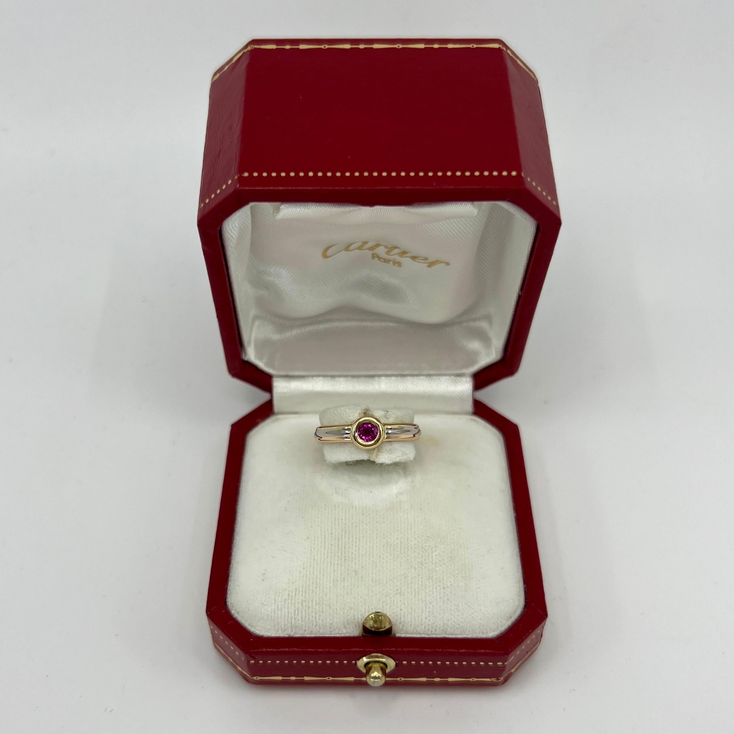 Anillo solitario Cartier vintage de oro de 18 quilates tricolor/multitono con rubí rojo rosa de corte redondo.

Impresionante anillo de oro multitono engastado con un fino rubí rojo rosado vivo. Gema de color vivo y brillante.
Las casas de alta