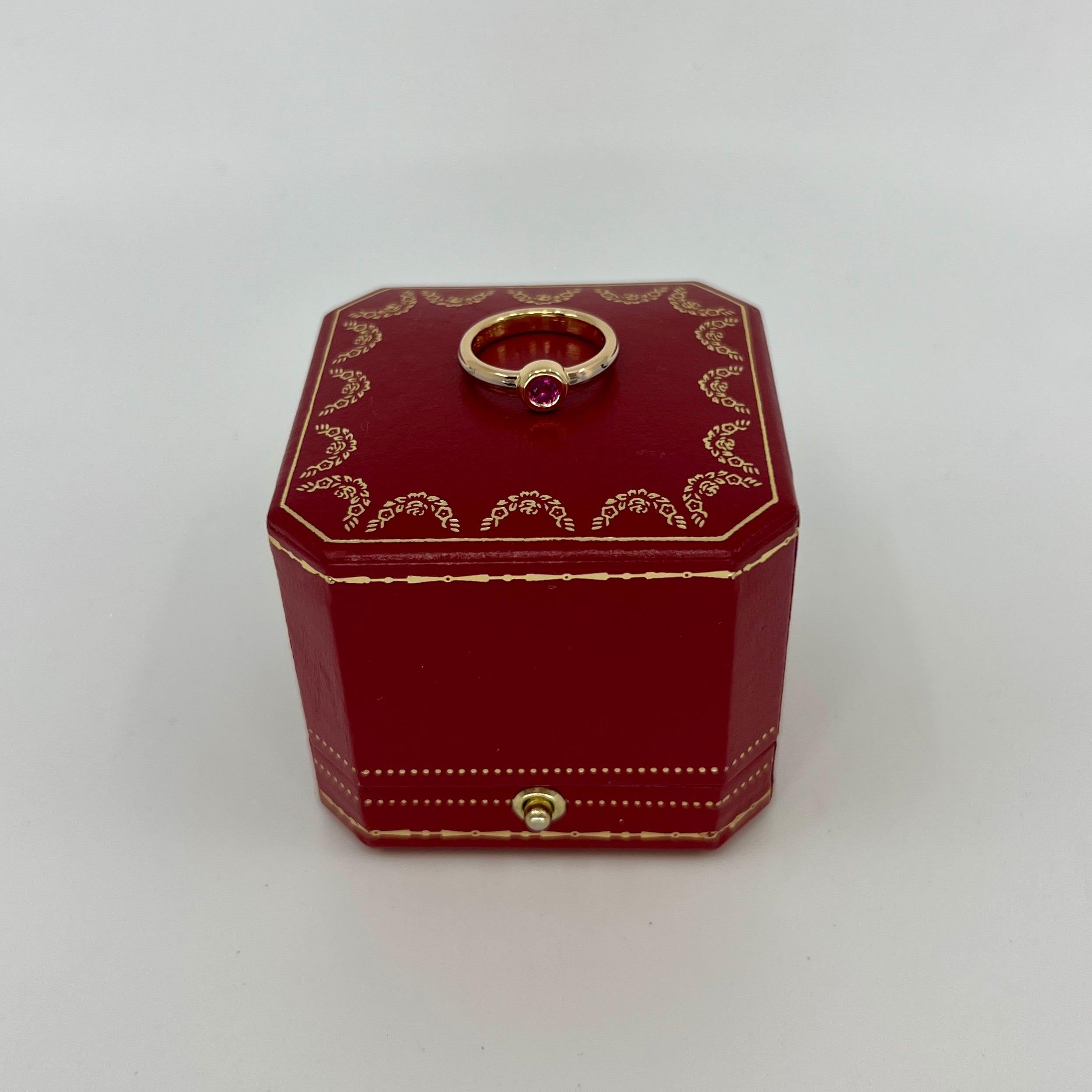 Vintage Cartier Rosa Rojo Redondo Rubí 18k Tricolor Oro Multitono Anillo Solitario en Excelente Estado en Birmingham, GB