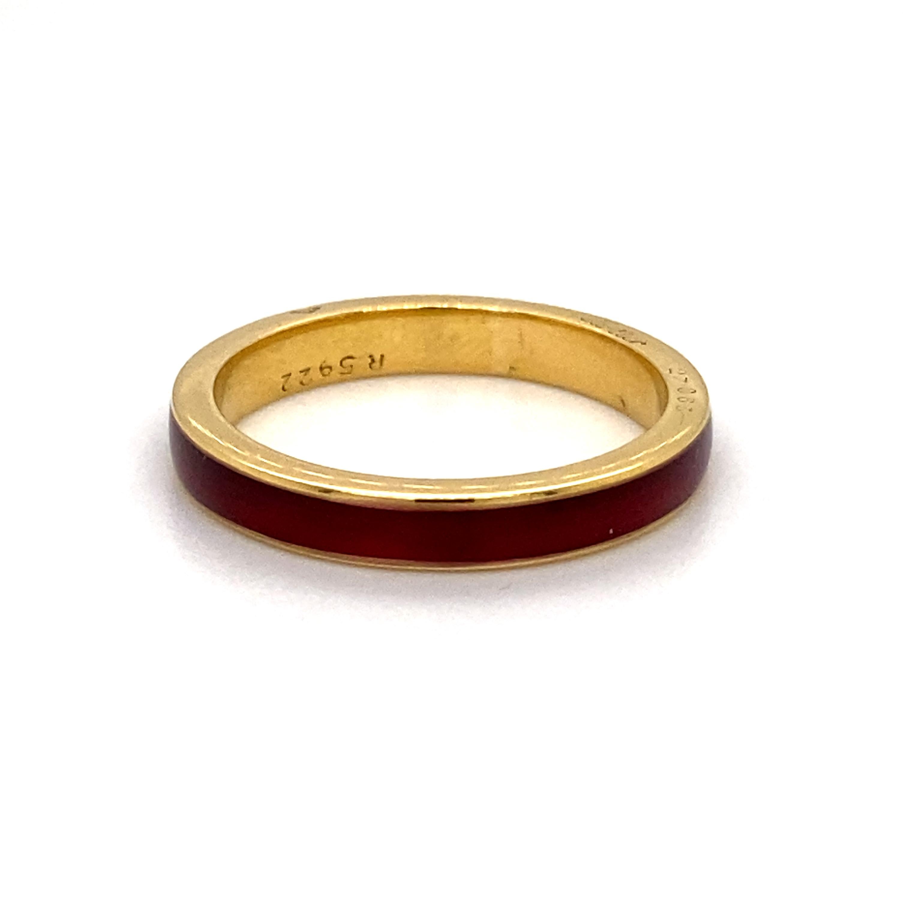 Ein Cartier Armband aus 18 Karat Gelbgold mit roter Emaille, um 1960.

Ein einfaches Band aus 18 Karat Gelbgold mit einem Ring aus tiefroter Guilloche-Emaille in der Mitte.

Ein wunderschöner, eleganter Ring, der allein oder als Teil eines Stapels