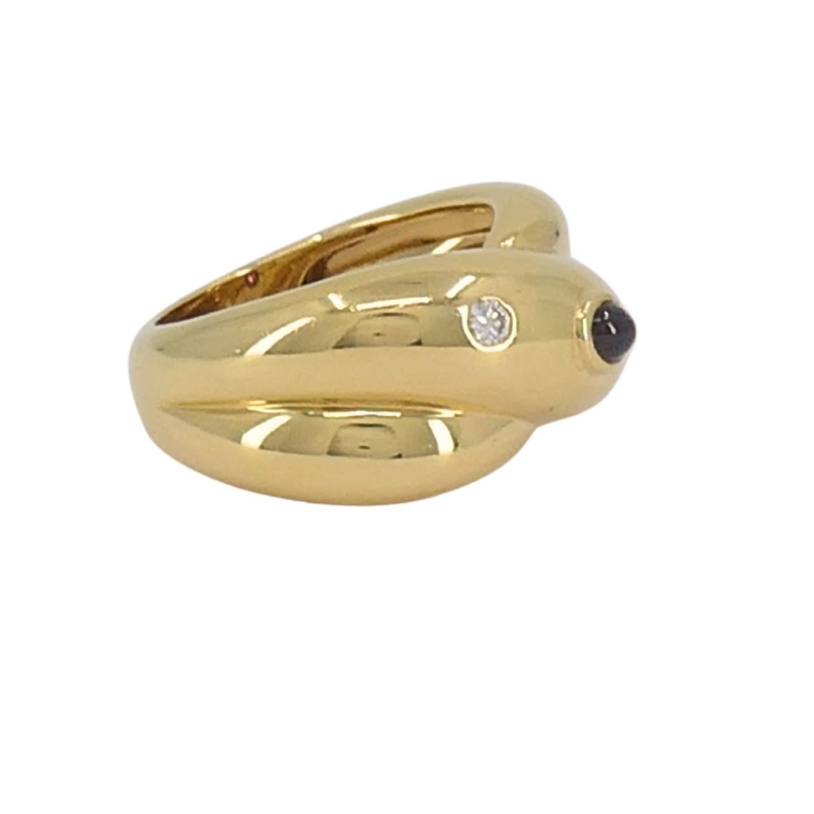 Eine Vintage Cartier aus 18k Gold mit Crossover-Design. u2028Das Design besteht aus zwei abgerundeten Goldbändern, die dem Ring sein charakteristisches mehrschichtiges Aussehen verleihen. In der Mitte sitzt ein in die Lünette gefasster