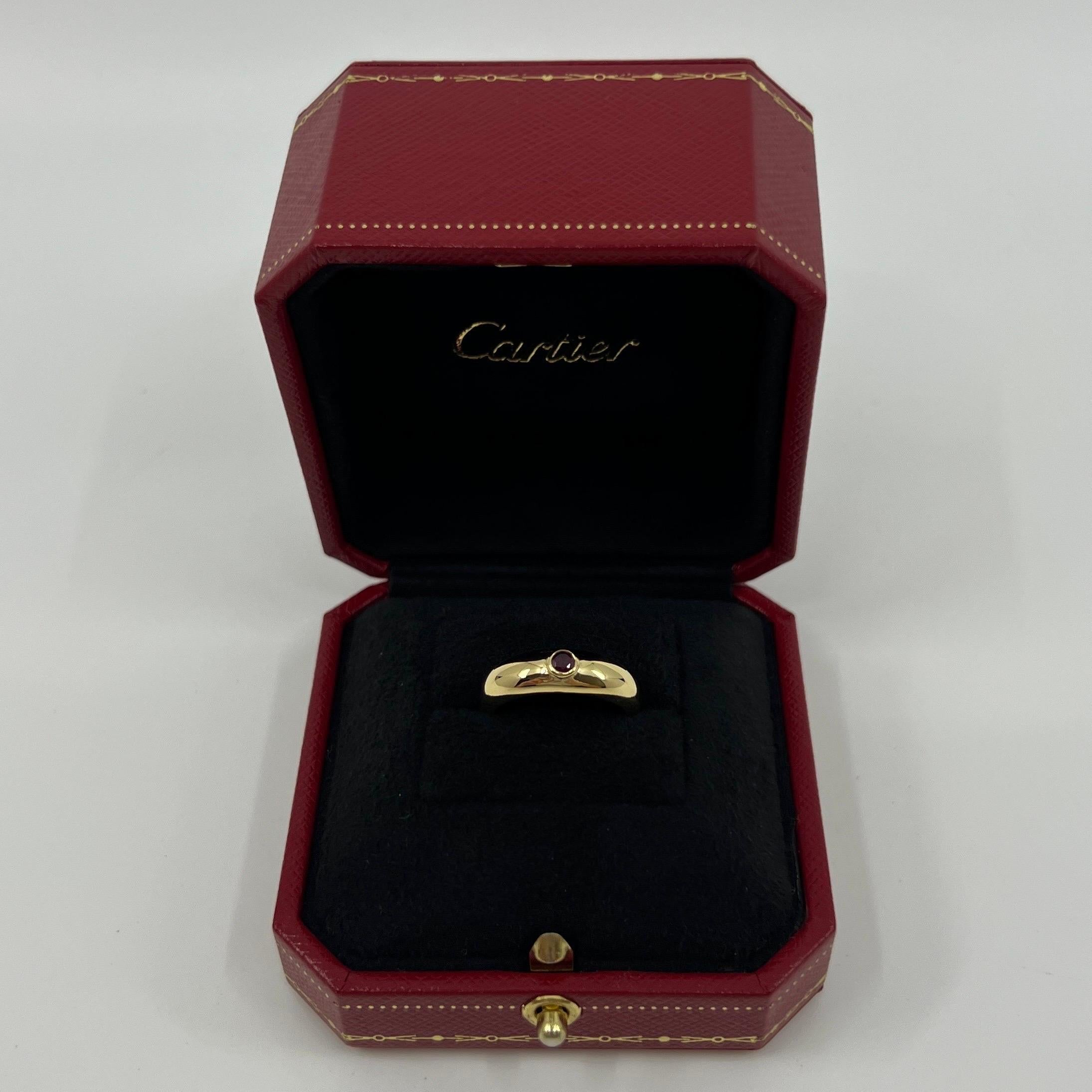Cartier, bague de style signet en or jaune 18 carats avec rubis rouge taille ronde taille US5,5 6