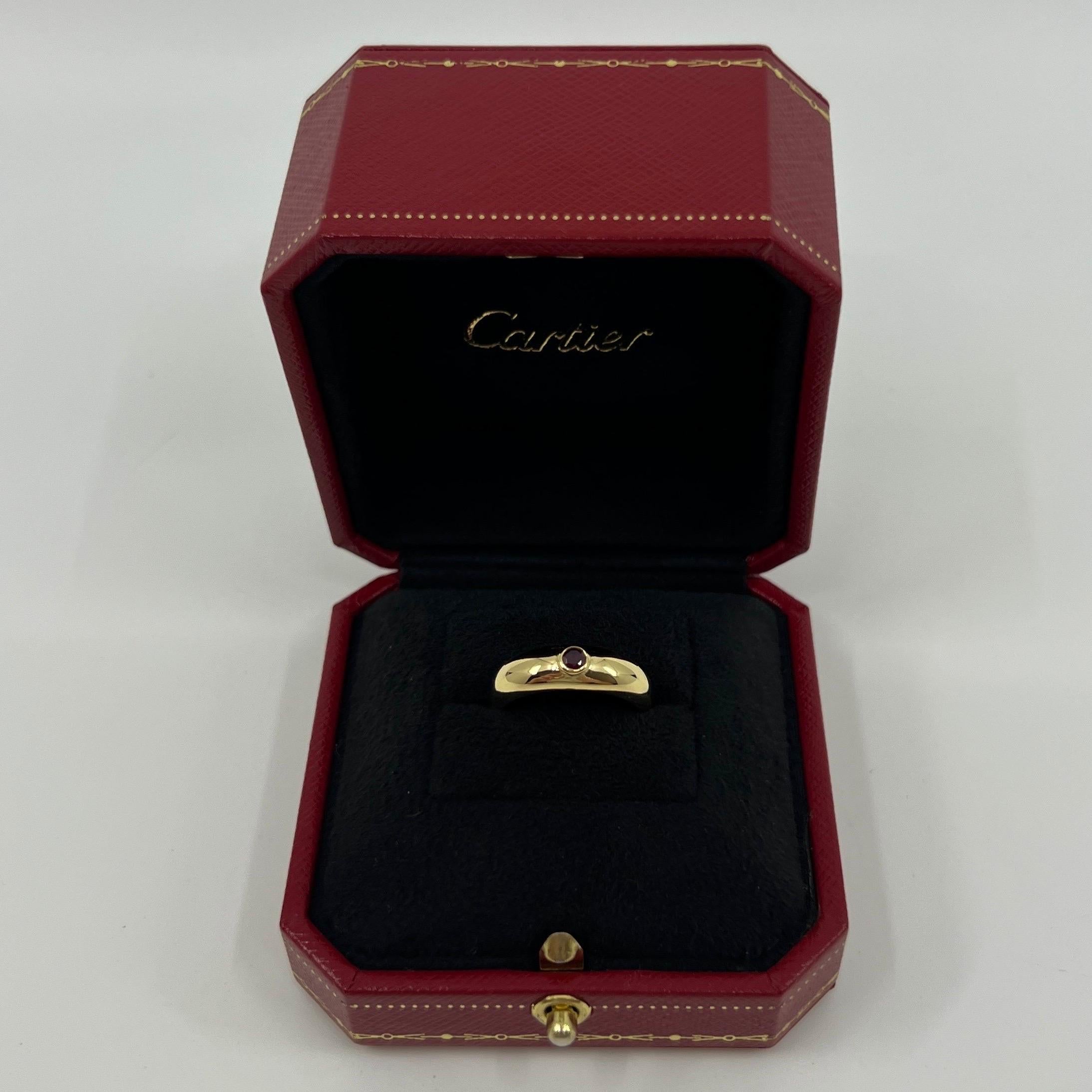 Vintage Cartier Round Cut Red Ruby Signet Style 18k Yellow Gold Domed Ring.

Superbe bague Cartier en or jaune sertie d'un magnifique rubis naturel de 3 mm de diamètre à taille ronde, d'une belle couleur rouge profond et d'une excellente taille.
Les