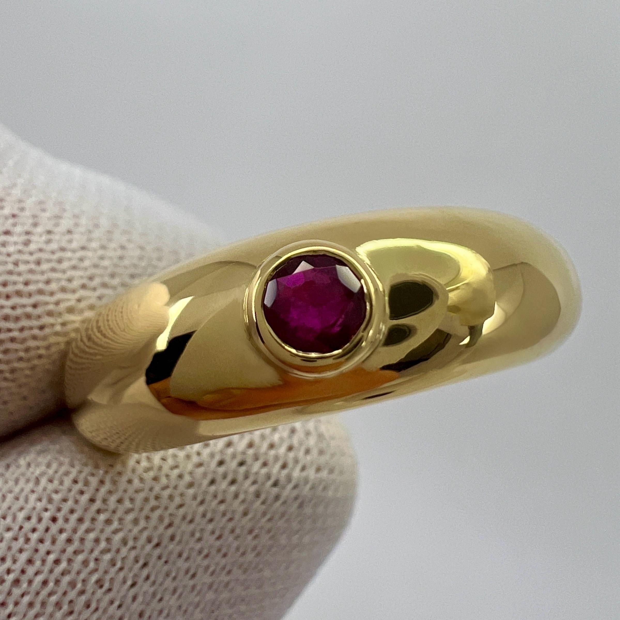Vintage Cartier Round Cut Red Ruby 18k Yellow Gold Signet Style Domed Ring US5.5 In Excellent Condition For Sale In Birmingham, GB
