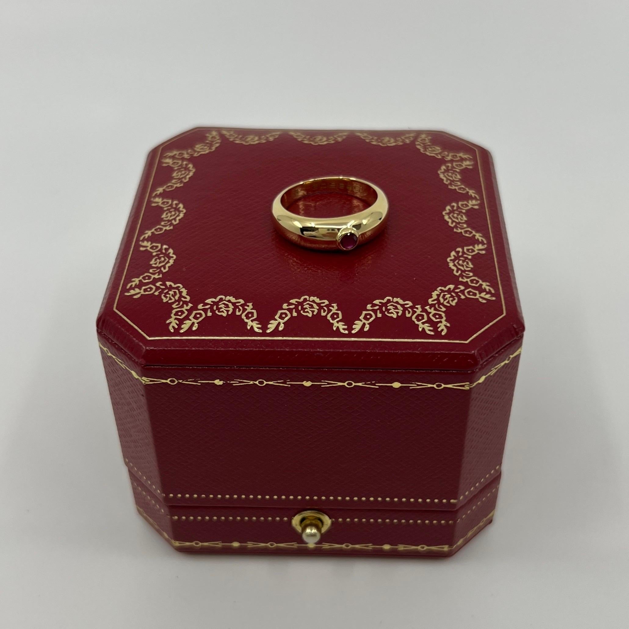  Cartier, bague de style signet en or jaune 18 carats avec rubis rouge taille ronde taille US5,5 Unisexe 