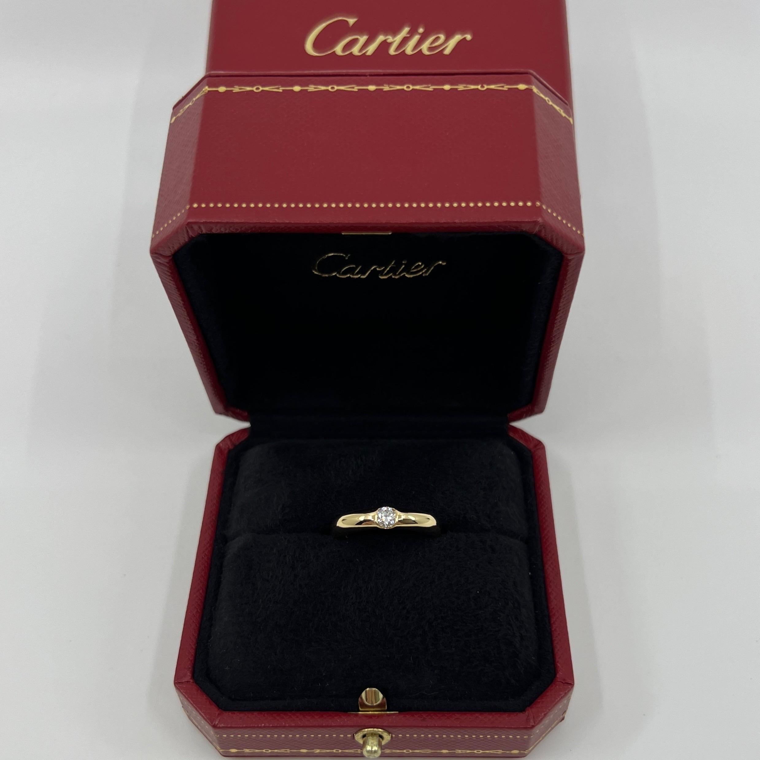 Anello solitario d'epoca Cartier con diamante naturale taglio brillante rotondo in oro giallo 18 carati. Anello di grandi dimensioni.

Splendido anello in oro giallo con incastonato un bel diamante rotondo naturale di 4 mm. Colore E/F, purezza VVS1,