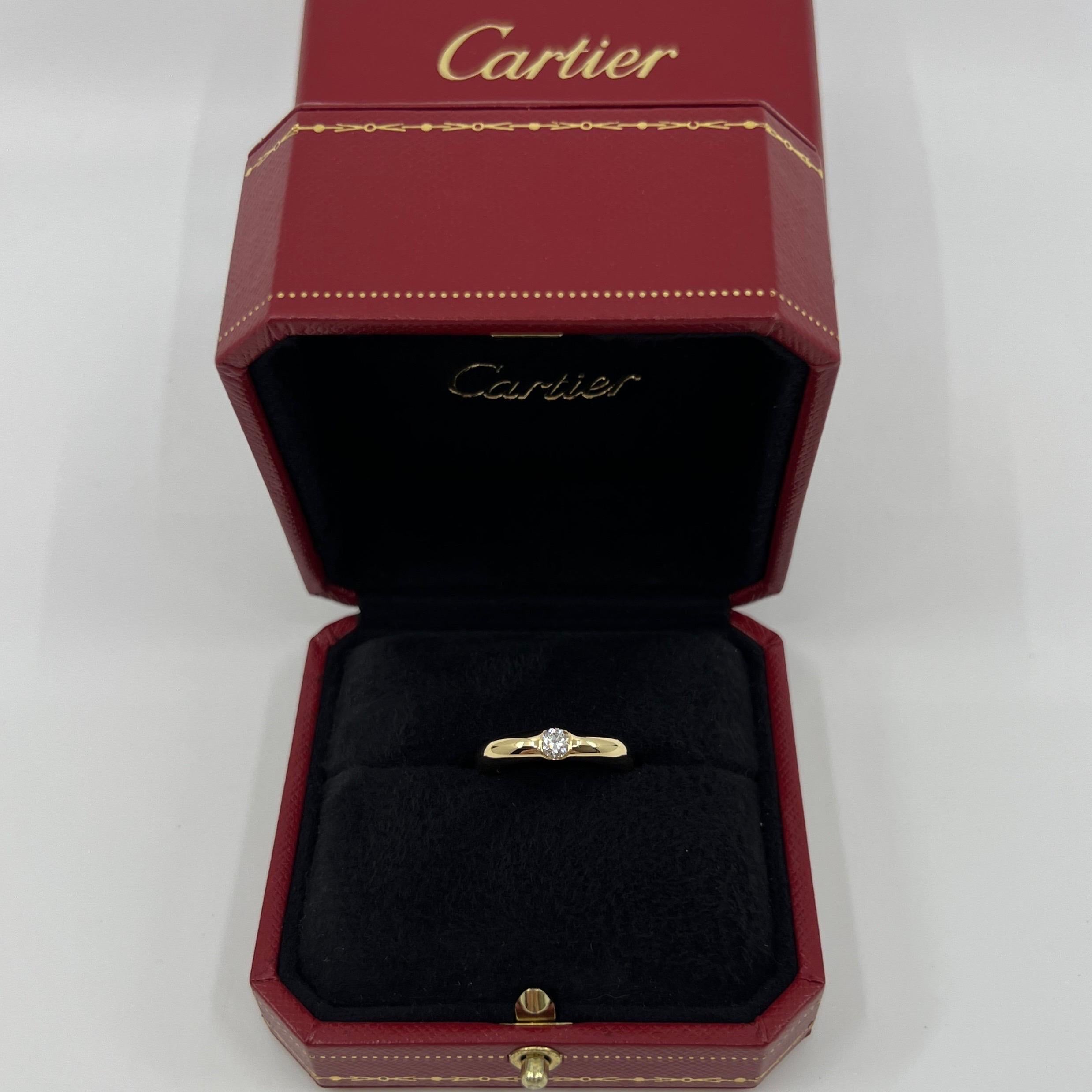 Vintage Cartier Round Brilliant Cut Natural Diamond 18k Yellow Gold Solitaire Band Ring.

Superbe bague en or jaune sertie d'un diamant rond naturel de 0,22ct. Couleur E, pureté VVS1, excellente taille ronde et brillante.
Les maisons de haute