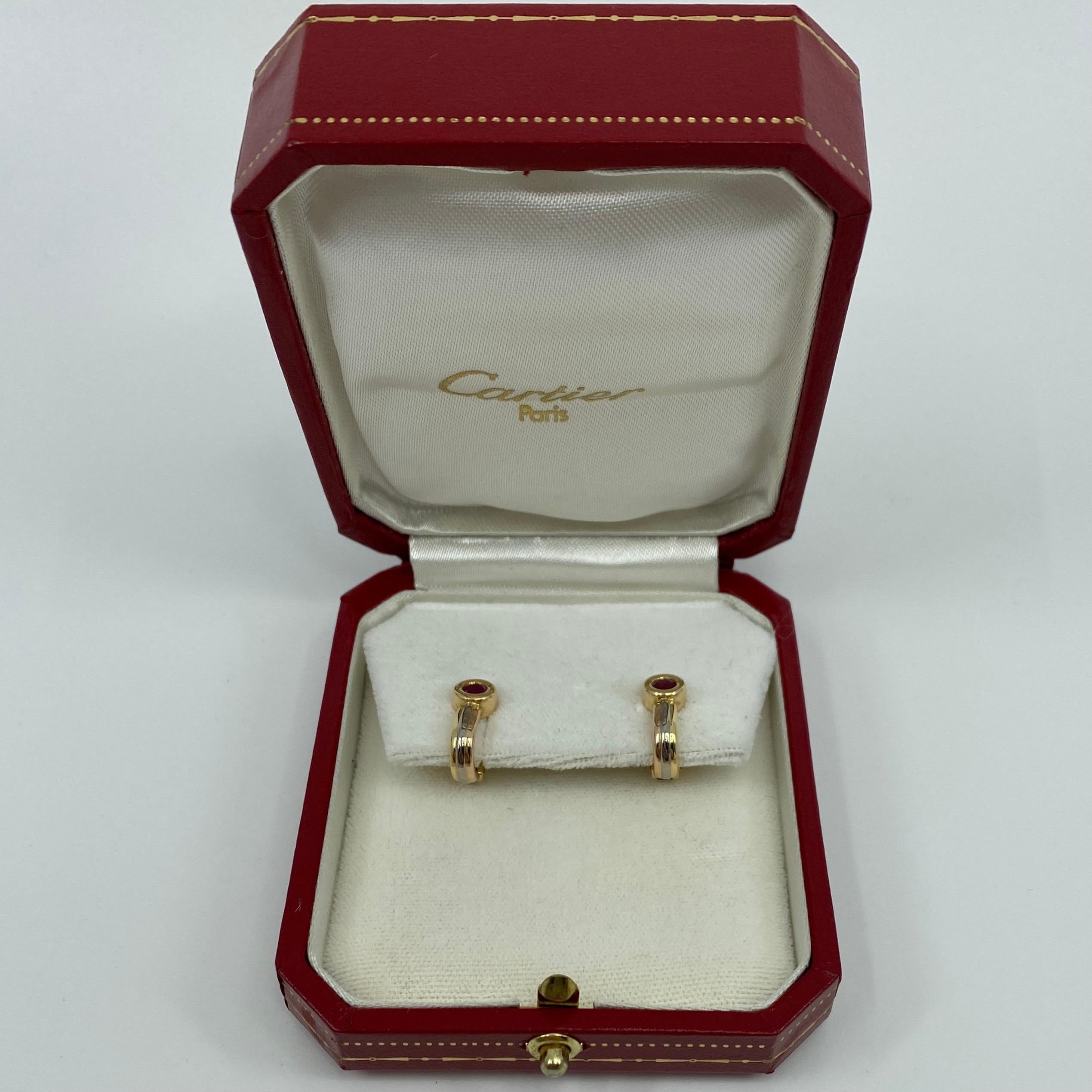 Taille ronde Boucles d'oreilles vintage Cartier en or 18k multi-tons avec rubis rouge rond dans un écrin de Cartier en vente