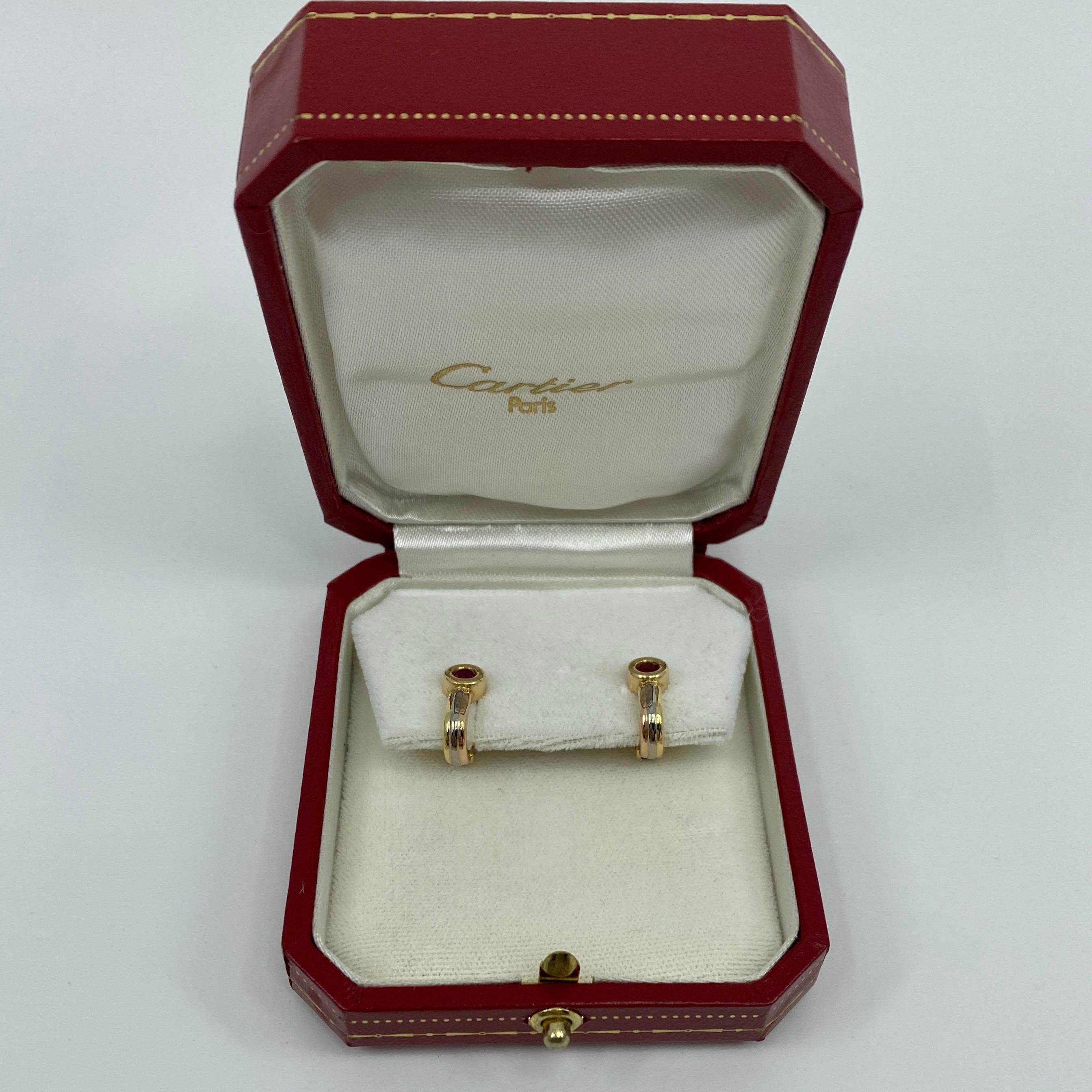 Boucles d'oreilles vintage Cartier en or 18k multi-tons avec rubis rouge rond dans un écrin de Cartier Unisexe en vente