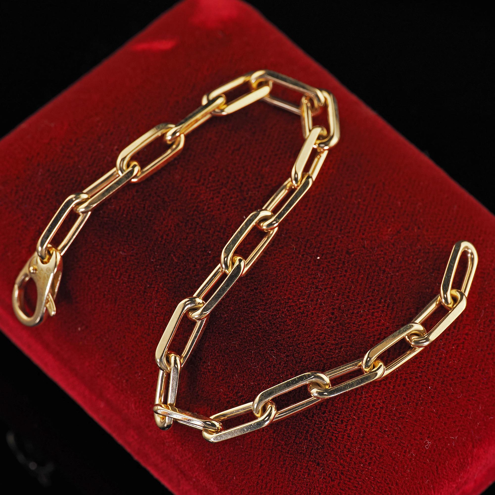 Beautiful Vintage Cartier Santos de Cartier 18K Yellow Gold Paperclip Chain Bracelet. This classic Cartier Santos de Cartier bracelet is crafted in 18k yellow gold. This beautiful bracelet features solid 18k yellow gold links in a long paperclip