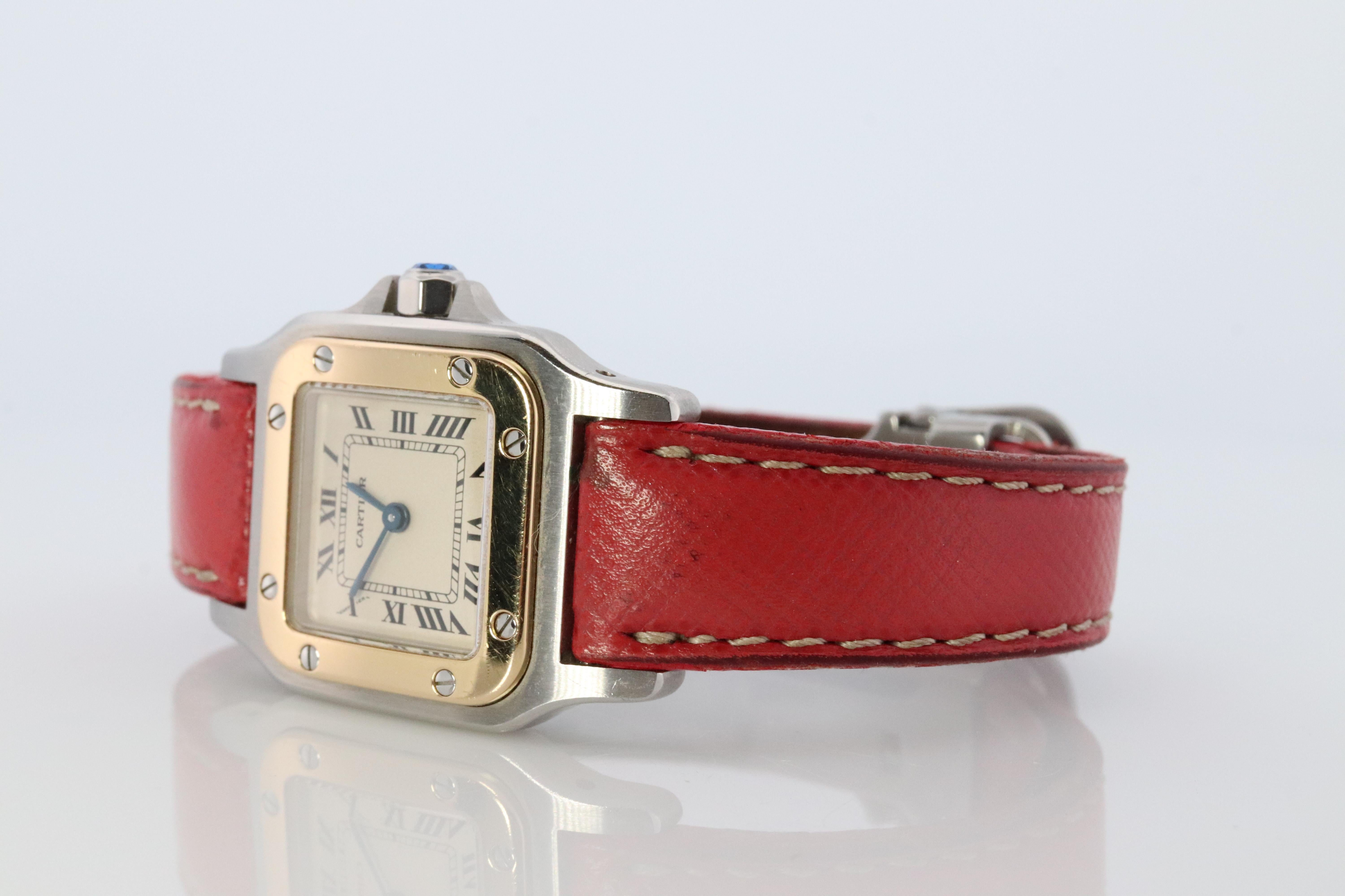 Echte Cartier Uhr. Vintage Iconic Santos Edelstahl und 18k Gelbgold Lünette

Kleine Galbee Santos

Ref 1057930

QUARTZ.

Zustand: Neue Batterie installiert. Original Cartier Box. Kommt mit original Cartier Lederband und