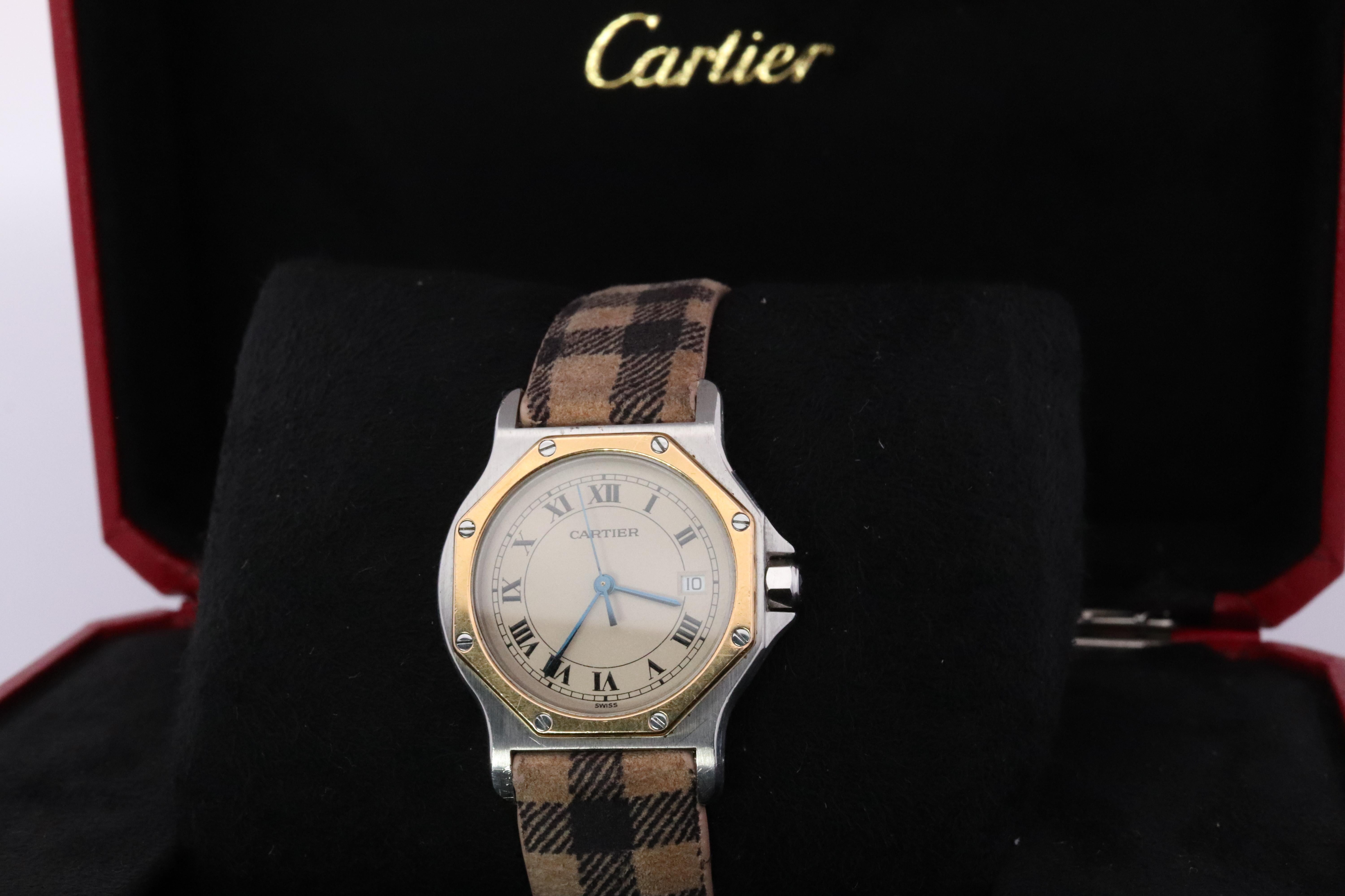 Echte Cartier Uhr. Vintage Iconic Santos Sterling Silber und 18k Gelbgold.

Ref 187902

QUARTZ. 

Zustand: Neue Batterie installiert. Original Cartier Box. Kommt mit kariertem Echtlederband. Original-Edelstahl und 18k Armband ist