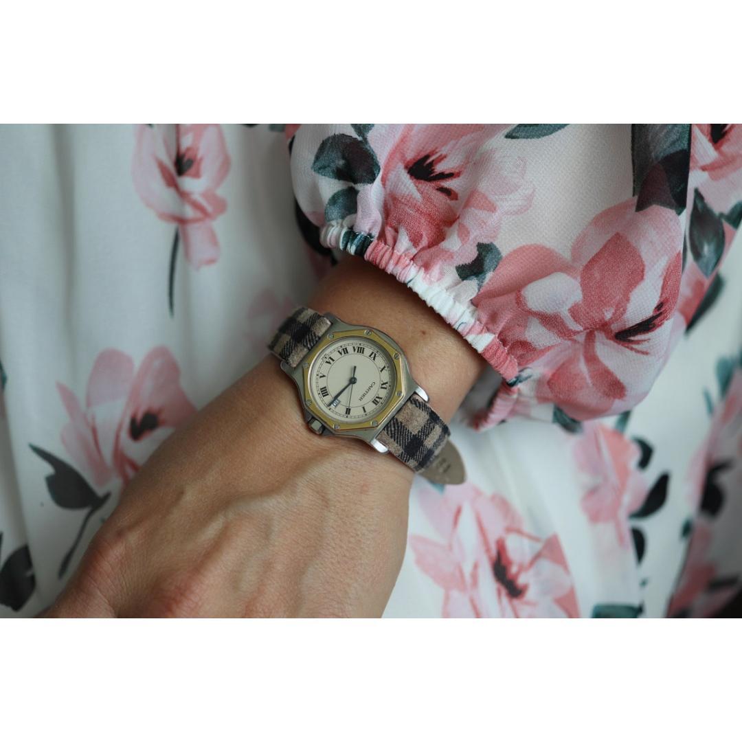 Vintage des années 1980

MATERIAL : Or, Argent Sterling

Véritable montre Cartier. Vintage Iconic Santos en argent sterling et or jaune 18k.

Ref 187902

QUARTZ.

Condit : Batterie neuve installée. Boîte d'origine de Cartier. Livré avec un bracelet