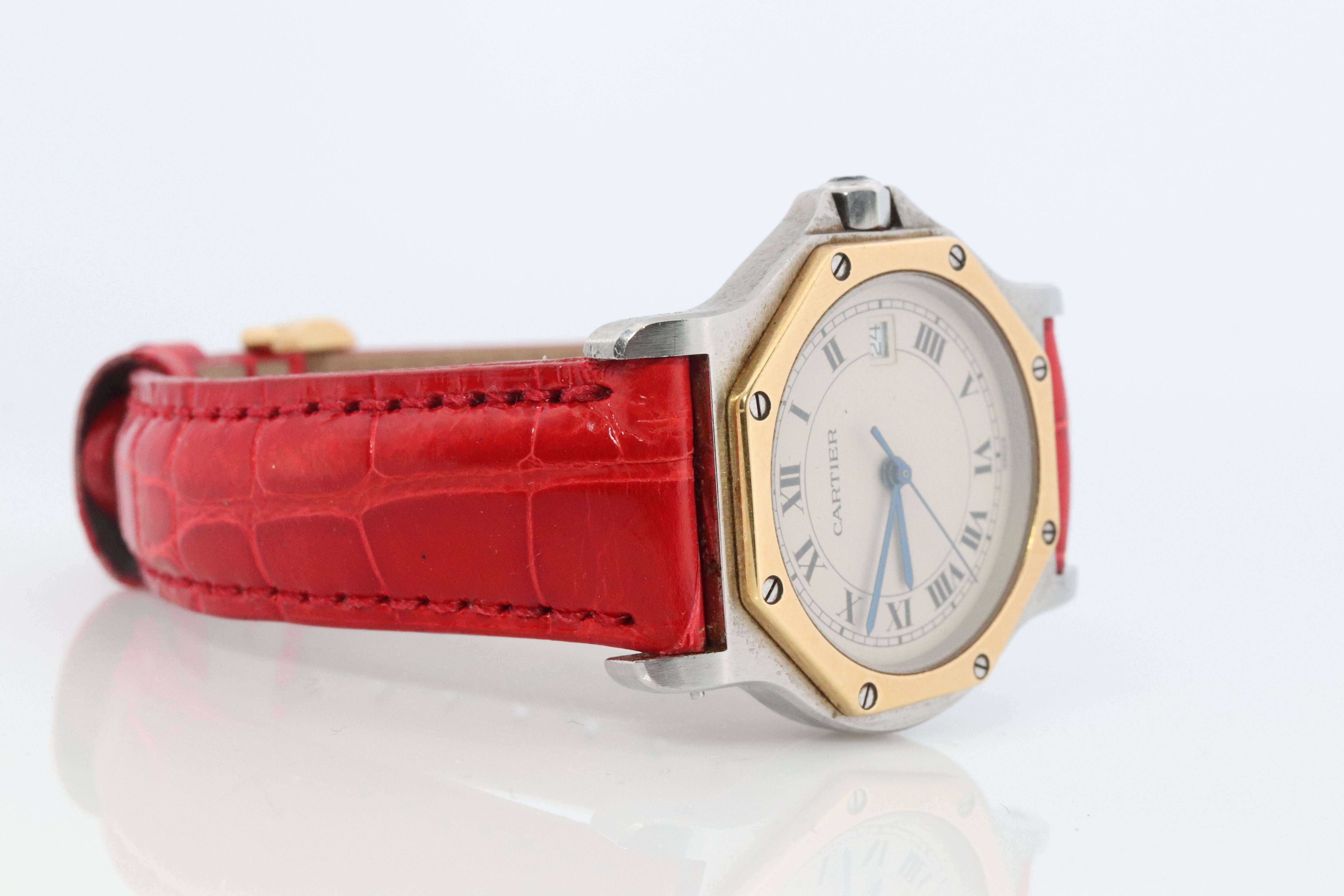 Echte Cartier Uhr. Vintage Iconic Santos Sterling Silber und 18k Gelbgold.

Ref 187902

QUARTZ.

Zustand: Neue Batterie installiert. New Genuine Leather Band mit Original Cartier Schnalle.

Einzelheiten:
38mm x 32mm Gehäuse
Cremefarbenes Zifferblatt