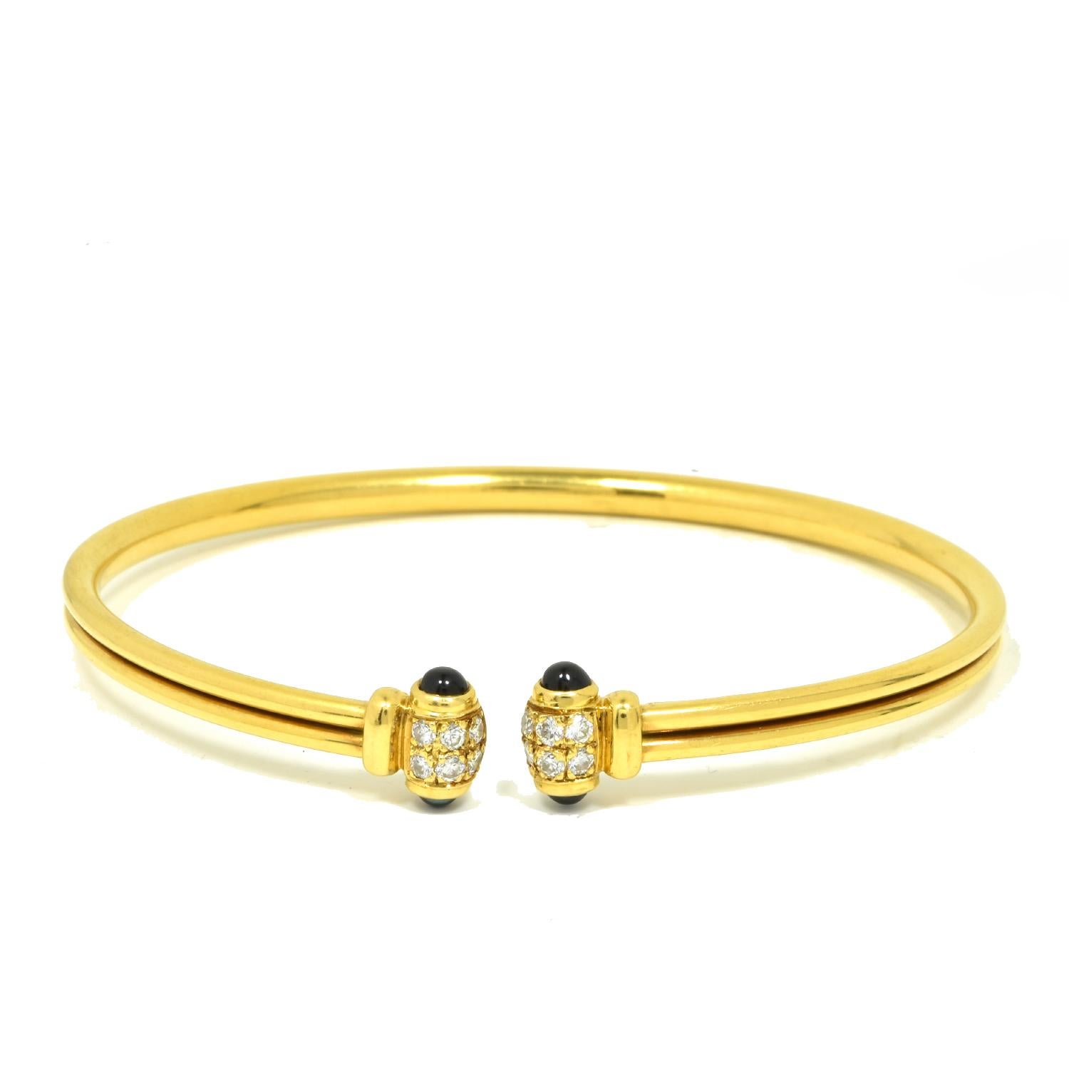 Marke: Cartier

Stil: Vintage Manschette

Material: Gelbgold

Metallreinheit: 18k

Steine: Cabochon Blaue Saphire

und Diamanten im Brillantschliff

Größe: 16.5 cm

Gewicht: 10 Gramm

Beschreibung: 

Diese schöne und seltene