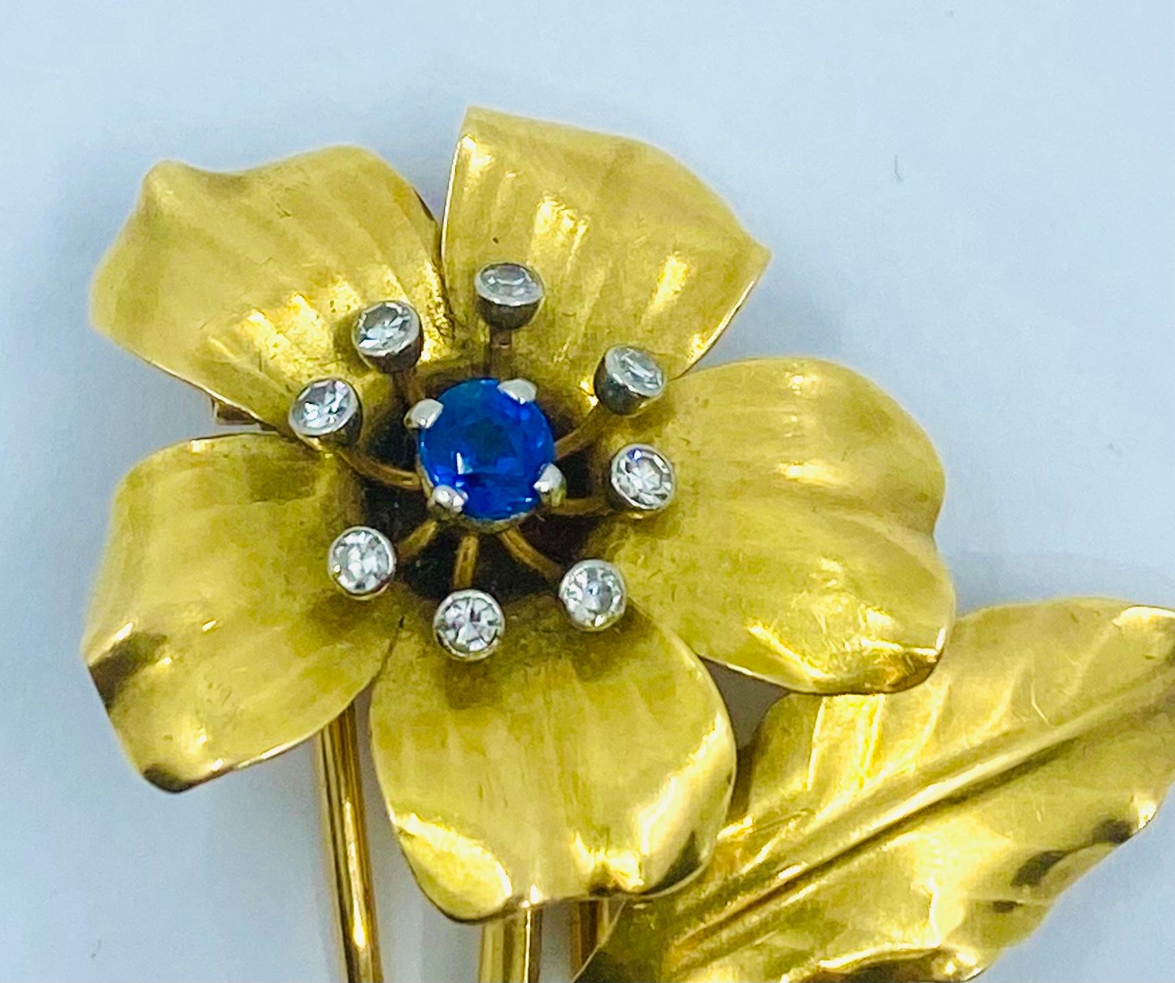 Round Cut Vintage Cartier Sapphire Gold Brooch For Sale