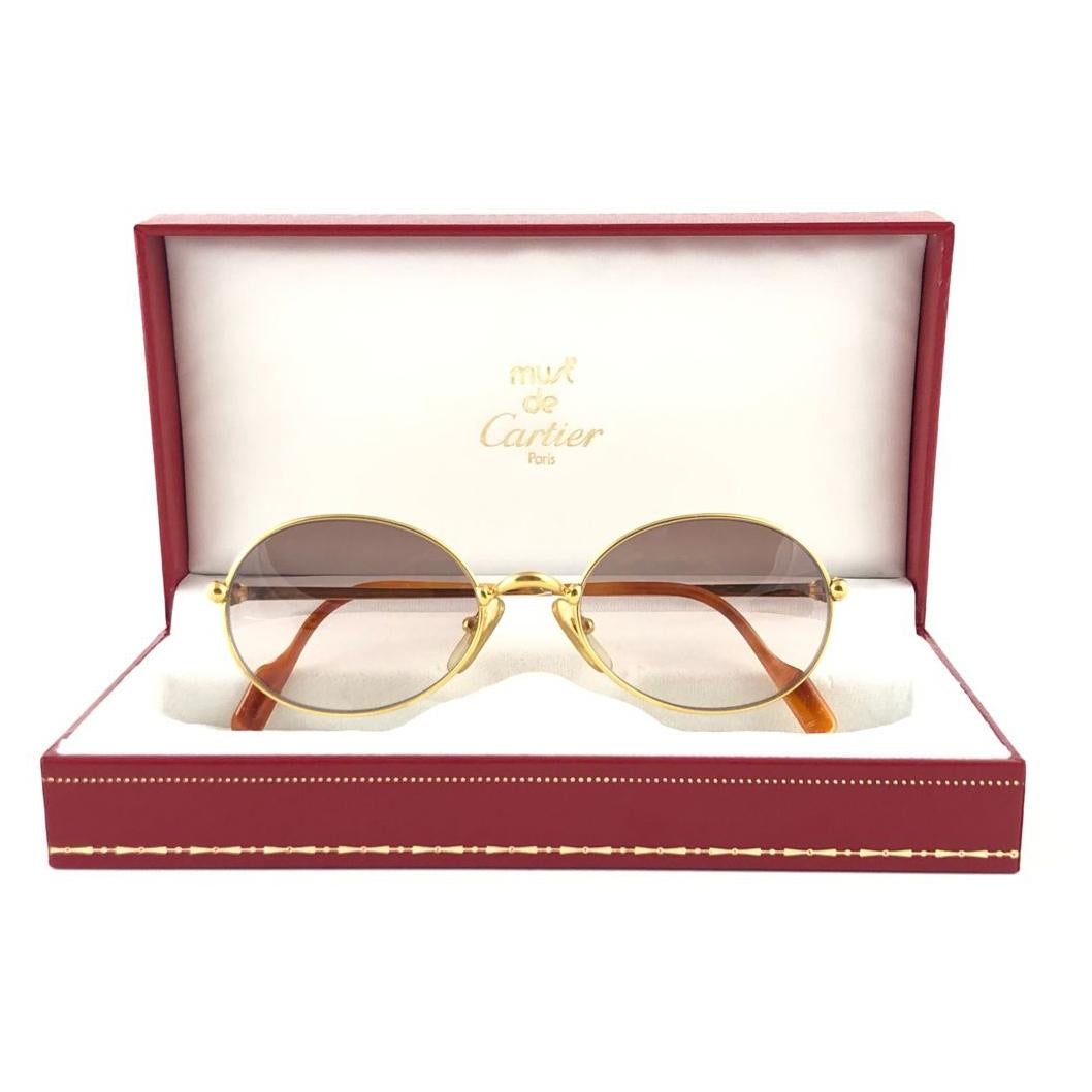 Lunettes de soleil vintage Cartier Saturne 51 plaqué or, verre dégradé Brown France 1990 en vente