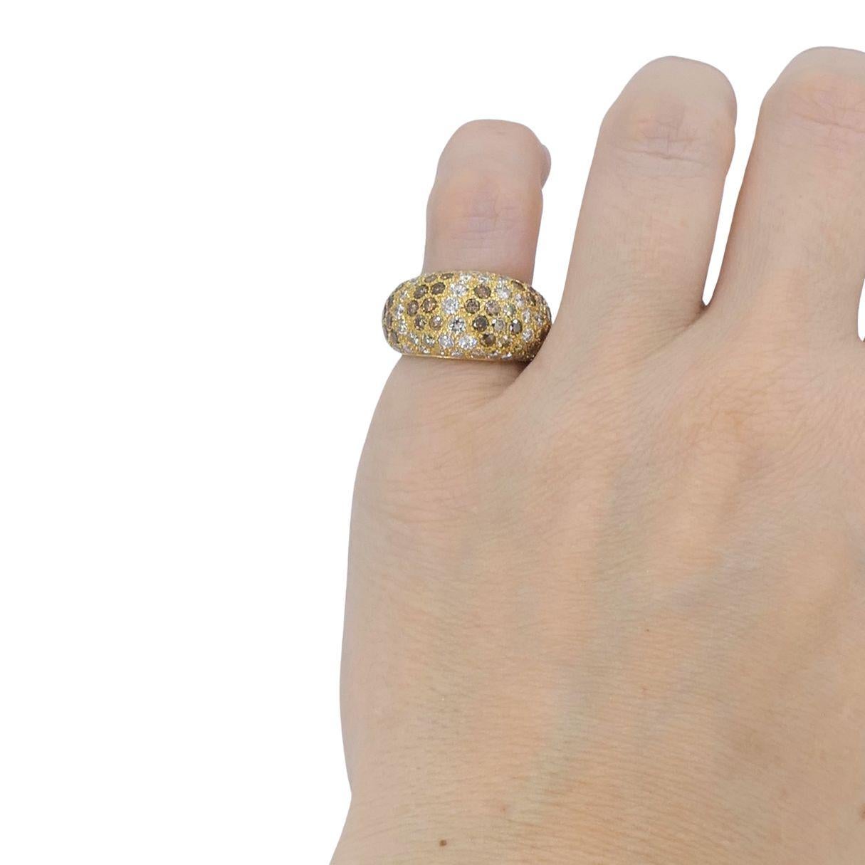 Questo anello a cupola con pavé di Cartier, realizzato in oro giallo 18 carati e datato 1994, riflette lo stile raffinato e la maestria della Maison durante gli anni '90. L'anello presenta un pavé completo di diamanti tondi brillanti in un mix