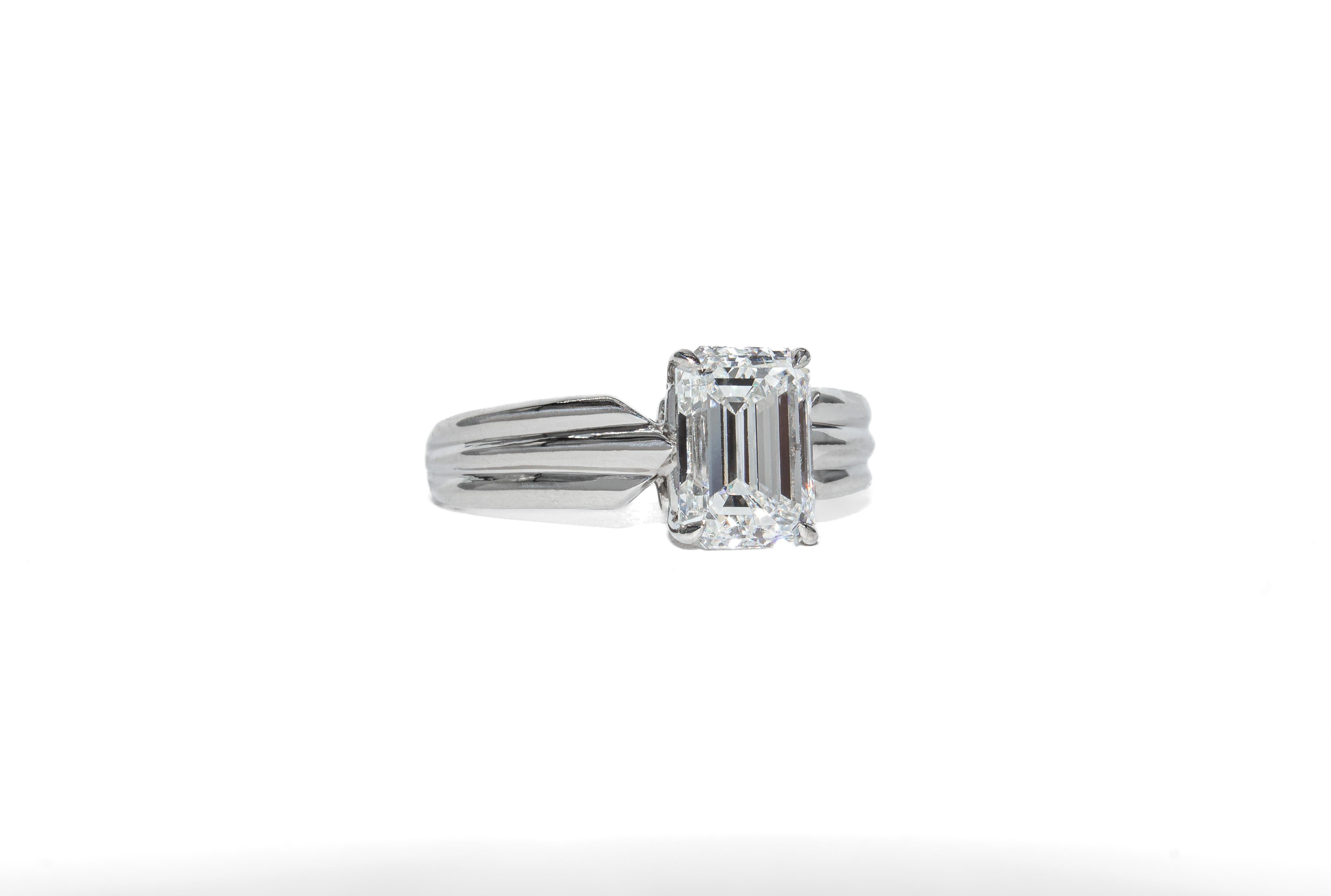 Dieser Cartier Trinity Solitärring aus Platin ist ein bedeutendes signiertes Schmuckstück und der Inbegriff von raffinierter Eleganz. Im Mittelpunkt steht ein auffälliger Diamant im Smaragdschliff von 2,11 Karat, der von GIA mit der Farbe F und der