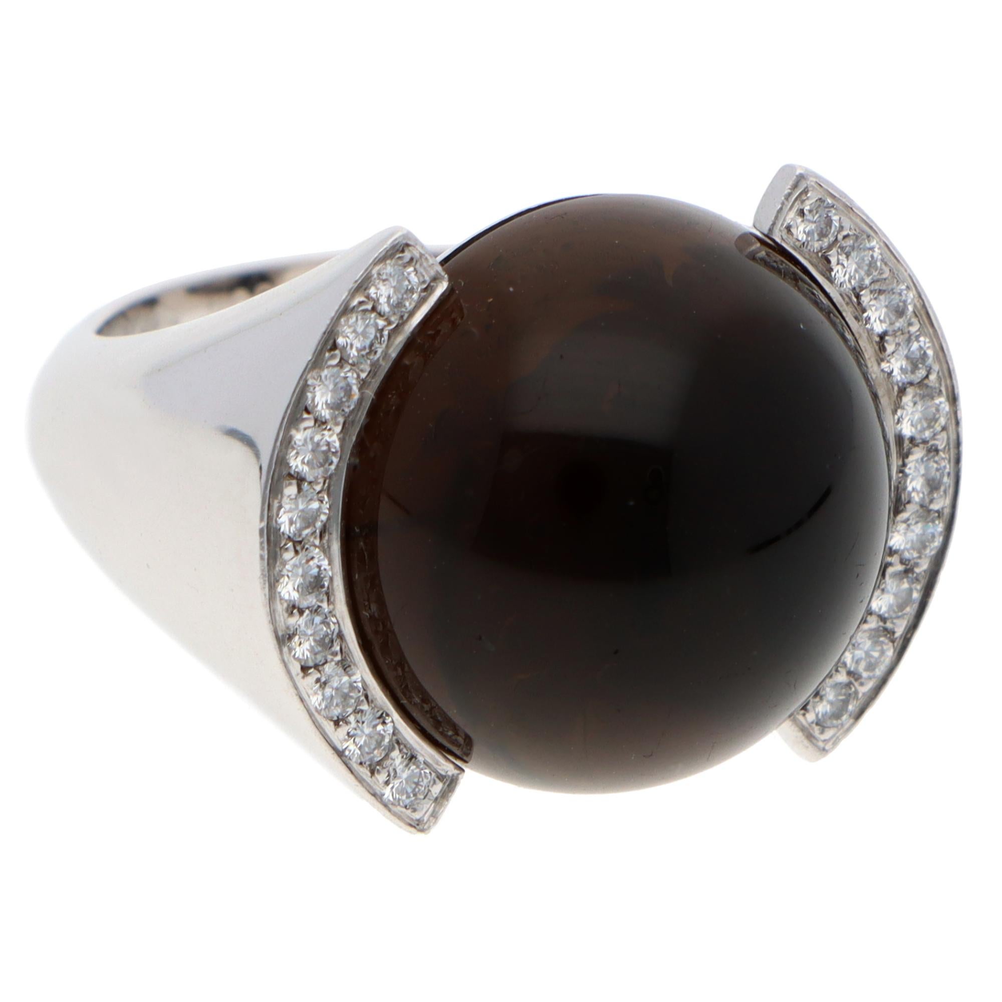 Precioso anillo Cartier vintage de cuarzo ahumado y diamantes engastado en oro blanco de 18 quilates. 

El anillo presenta un cabujón redondo de cuarzo ahumado engastado con 20 diamantes redondos talla brillante a los lados. El contraste entre el