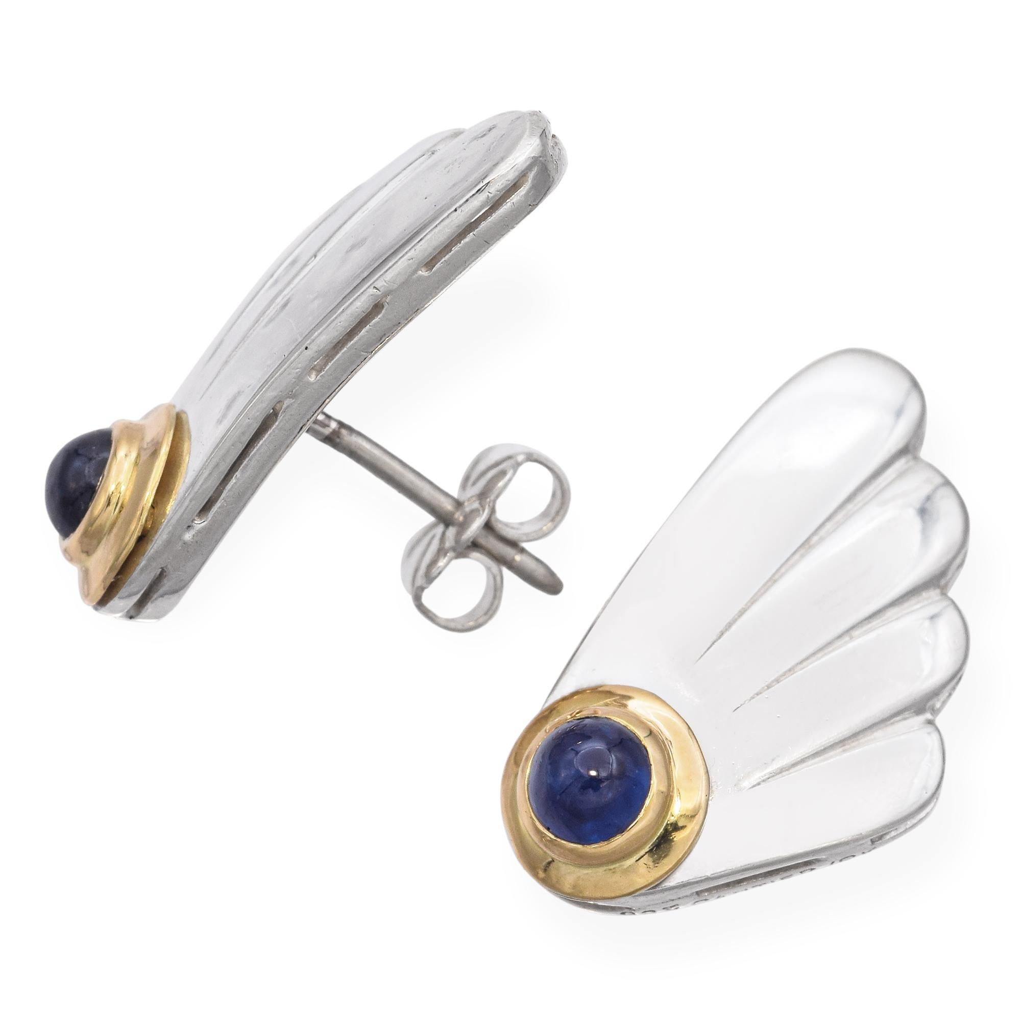 Diese Retro-Ohrringe von Cartier sind mit blauen Saphir-Cabochons besetzt, die in einer Kombination aus 18 Karat Gelbgold und Sterlingsilber gefasst sind. Das Design zeigt ein geschichtetes, flügelähnliches Motiv.

Gewicht: 5,8 Gramm 
Stein: Saphir