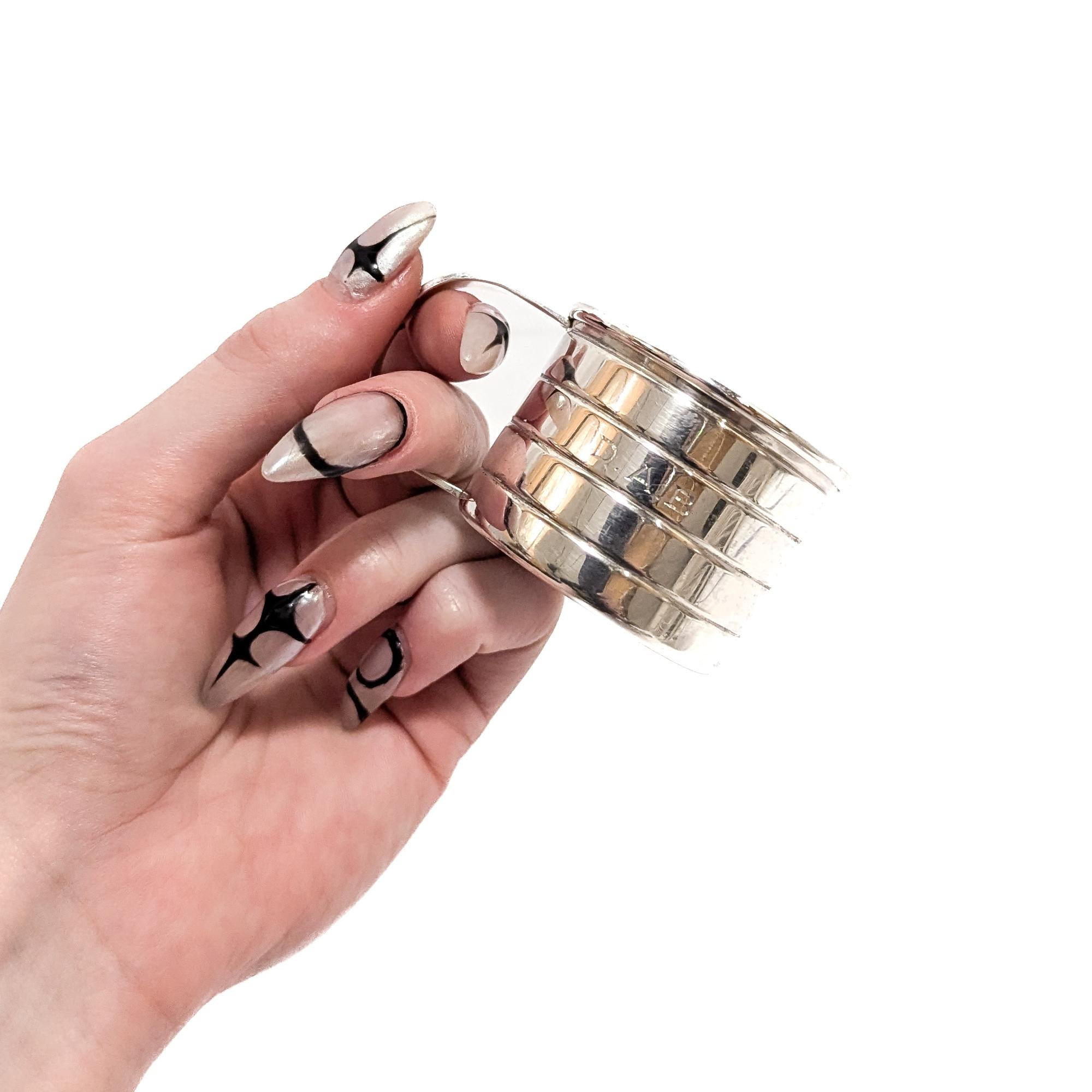 Un bel misuratore da bar o jigger d'epoca firmato.

Di Cartier.

In argento sterling. 

A forma di tazza con manico e interno dorato. 

All'esterno sono riportate le diciture 1/2 oz, 1 oz, 1 1/2 oz e 2 oz.  linee di misura corrispondenti