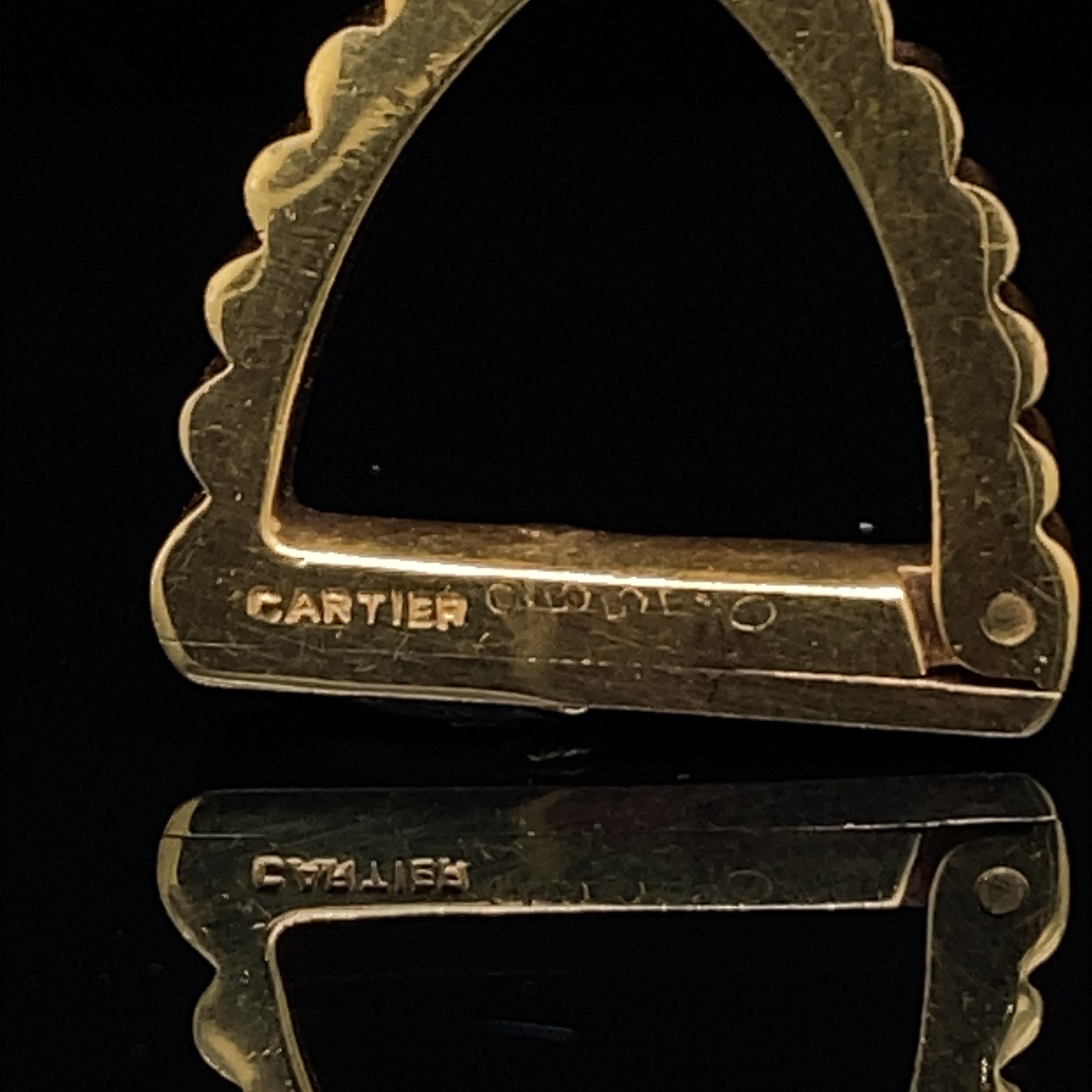 Une paire vintage de boutons de manchette étrier Cartier en or jaune 18 carats, vers 1950.

Chaque bouton de manchette exquis présente un design effilé et cannelé, avec une belle finition polie et une patine que l'on ne trouve que sur l'or