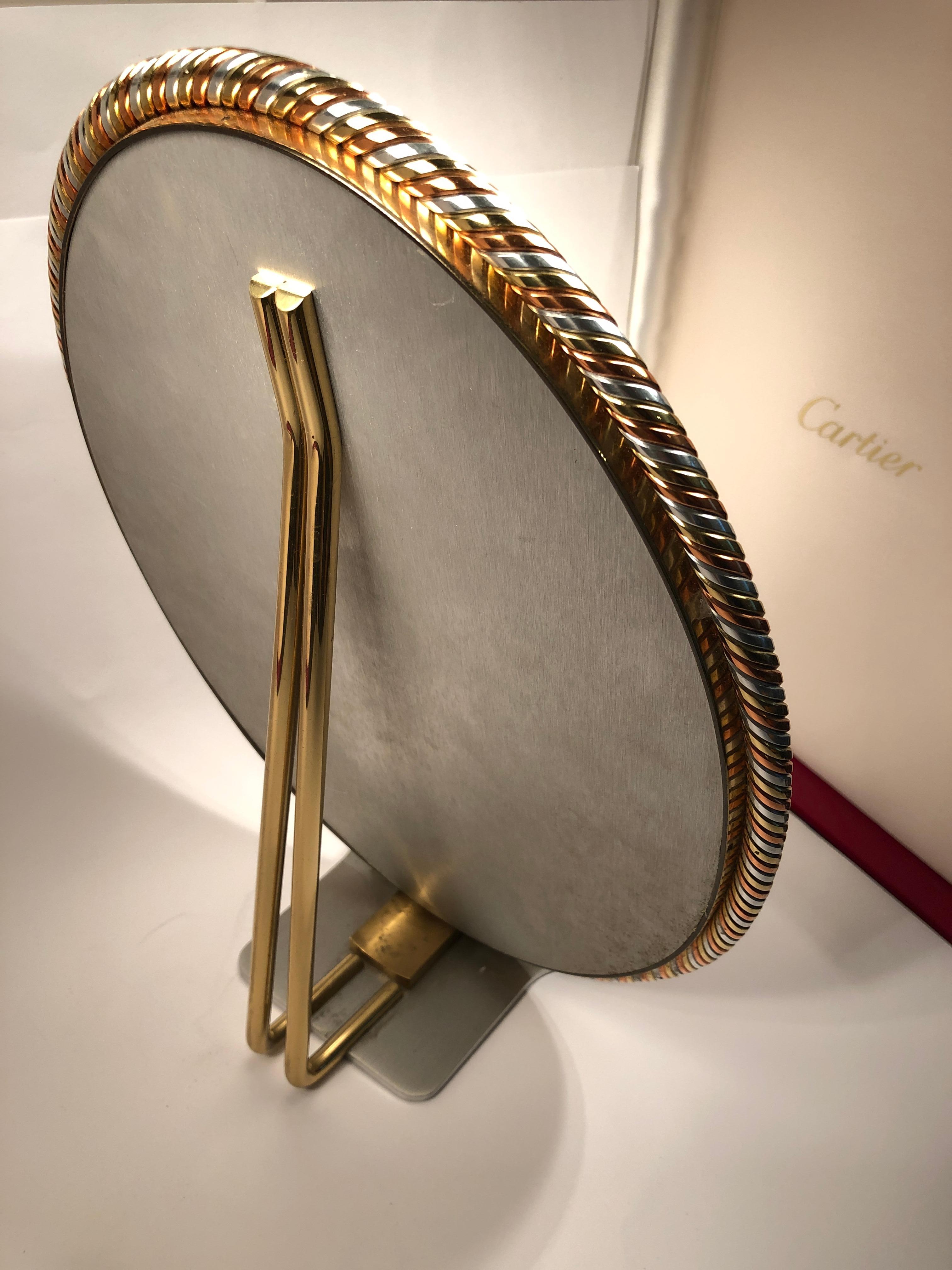 For your consideration a beautiful table mirror by Cartier with white, rose and yellow gold details.

1970s made in France. 

This piece is in near excellent condition with minimum rust and sign of wear.

An amazing and seldom piece.
 